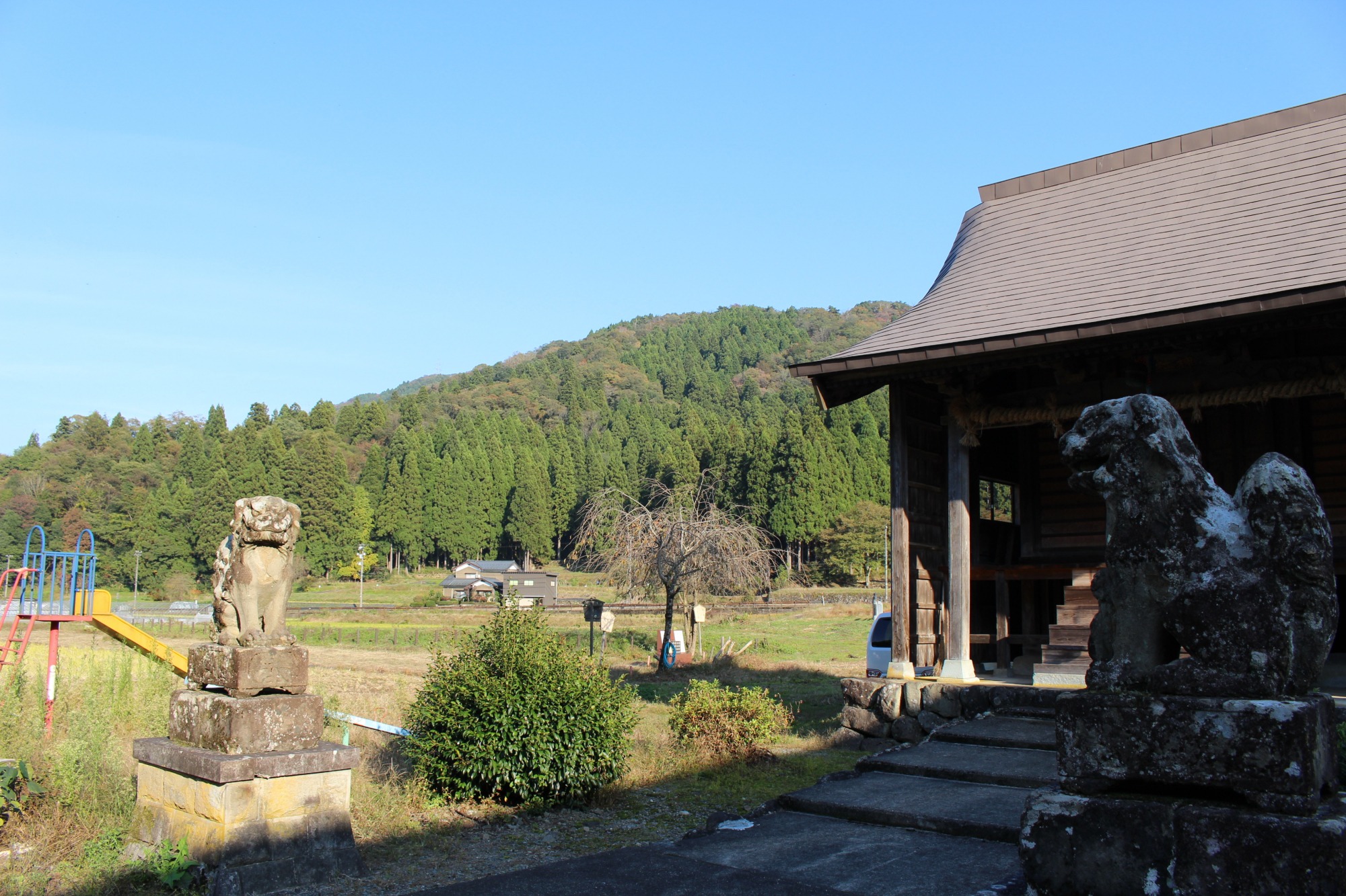 富田勢源道場跡は新明神社(福井市西新町26-24)の奥にあります