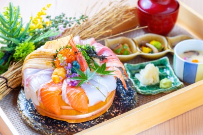 福井駅近くでおいしい海鮮丼を食べるならここ！ 甘えび、サーモン、カニなど、オススメの海の幸がたっぷり。