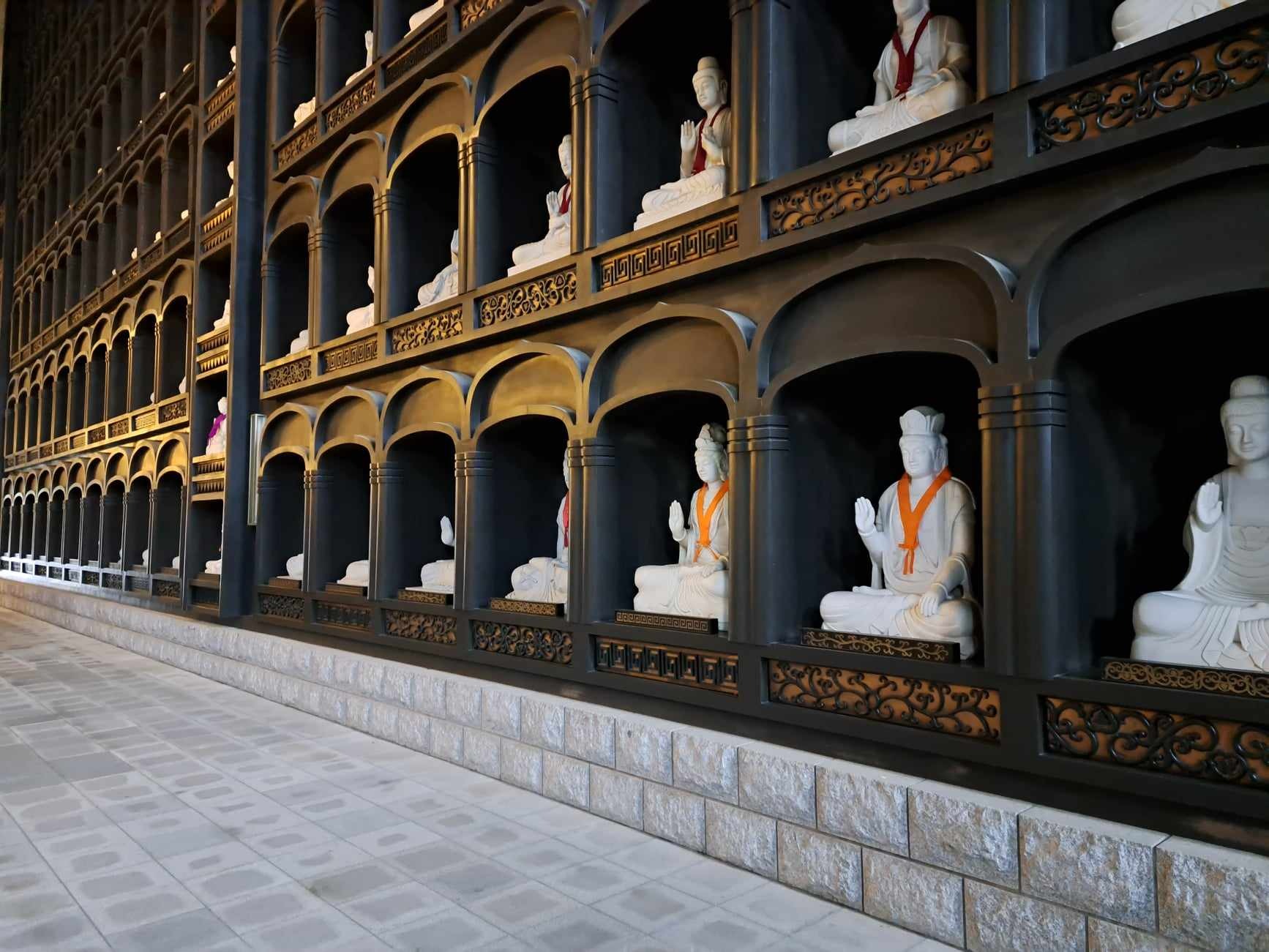 大仏殿の側面にも仏像がびっしりと並んでいます。