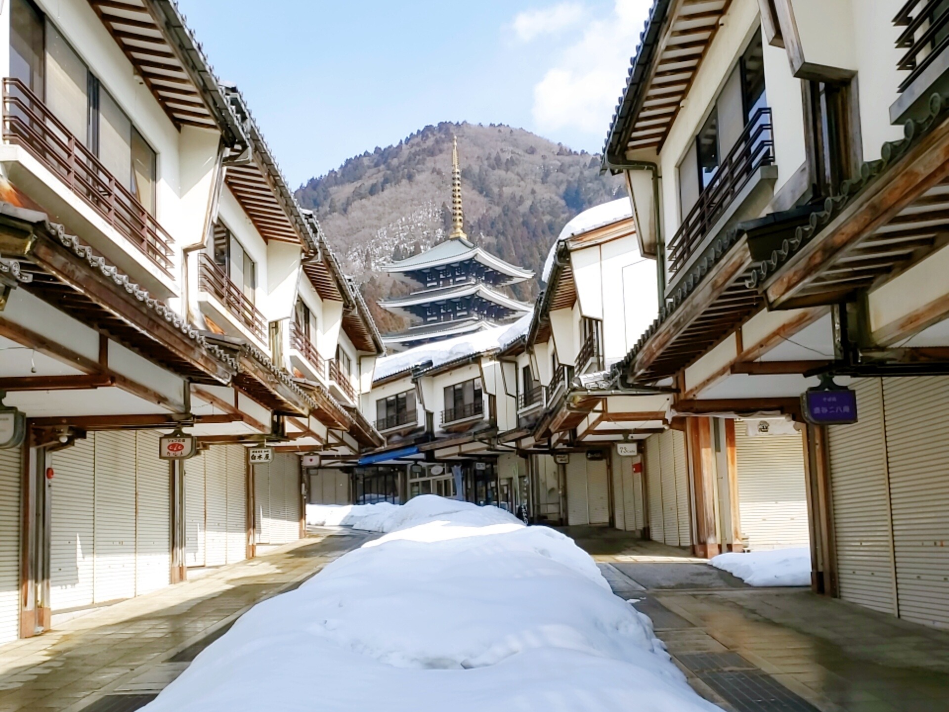 雪景色に映える五重塔