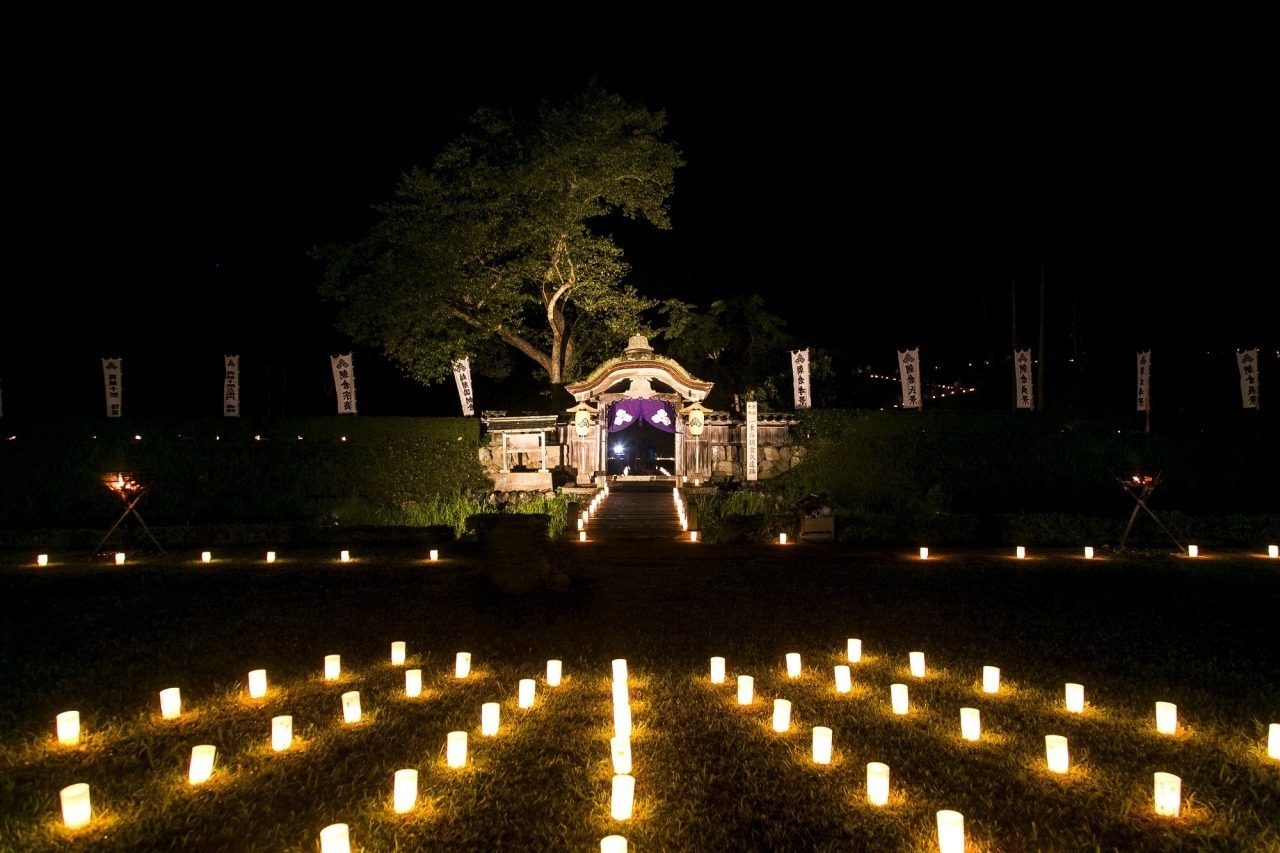 毎年8月のお盆すぎには、「越前朝倉万灯夜」が開催されます。