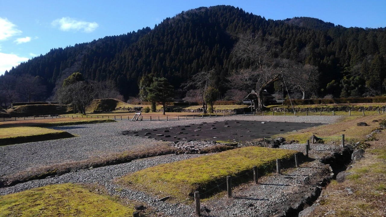 唐門をくぐると朝倉義景の館跡、広大な敷地にあったことがわかります。