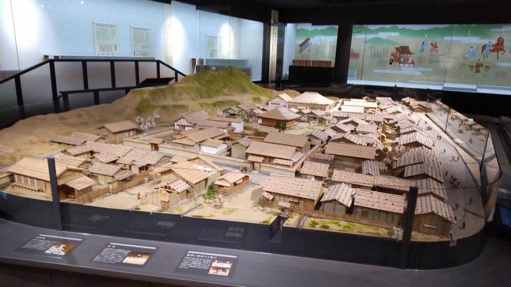一乗谷朝倉氏遺跡博物館、城下の町並みを30分の1スケールで再現した巨大ジオラマ