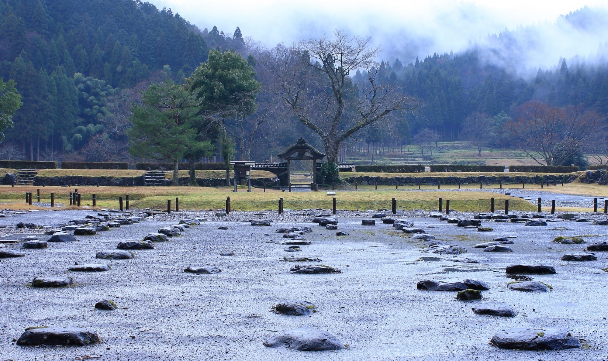 戦国時代の栄枯盛衰を感じる「一乗谷朝倉氏遺跡」とは？350年の眠りから覚めた貴重な遺跡の歴史と見どころをご紹介します。