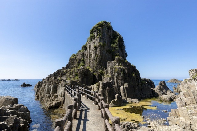 「鉾島」橋を渡って上陸・頂上まで登ることができます。