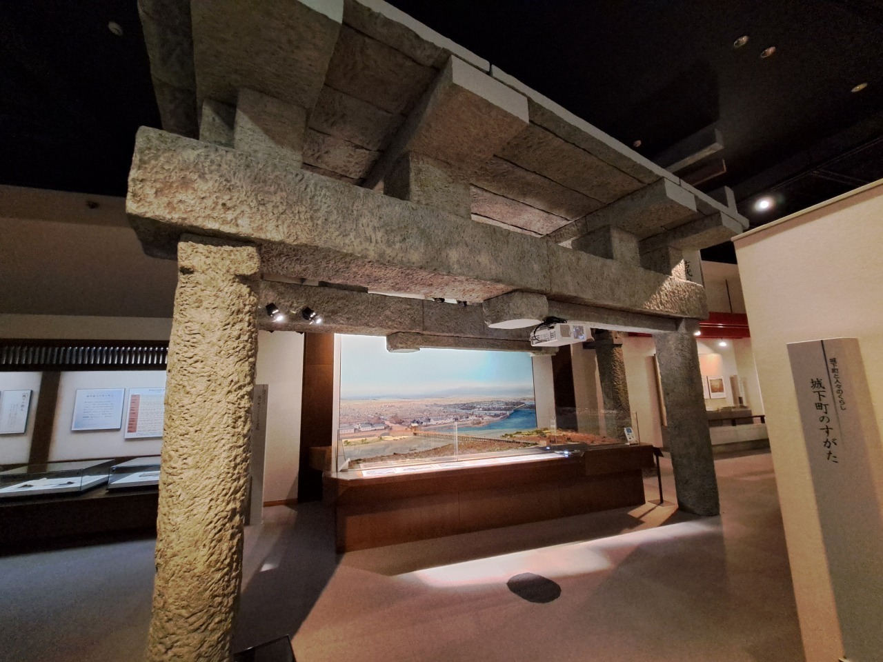 かつて半石半木の奇橋だった「九十九橋」の石材部分は笏谷石でした（写真：福井市立郷土歴史博物館の展示）