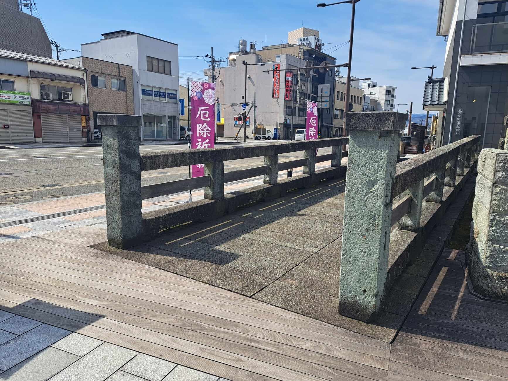 九十九橋の模造橋を柴田神社（北庄城址）で見ることができます
