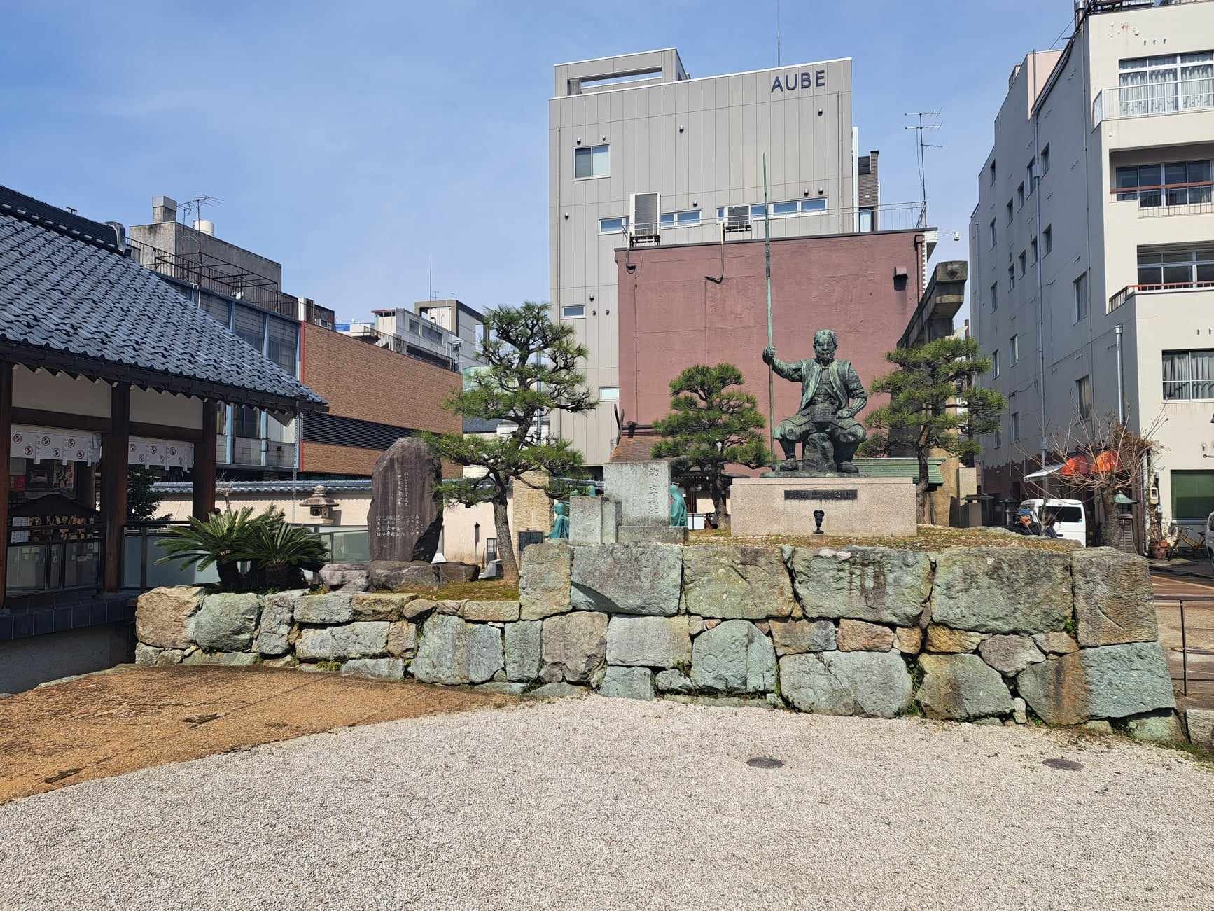 柴田神社（北庄城址）にある石垣にも笏谷石が使われています