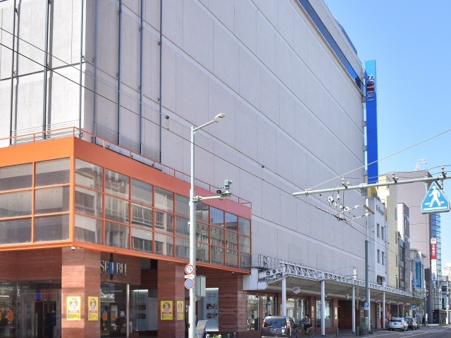 「だるまや」の相性で県民に親しまれる百貨店、西武福井店。