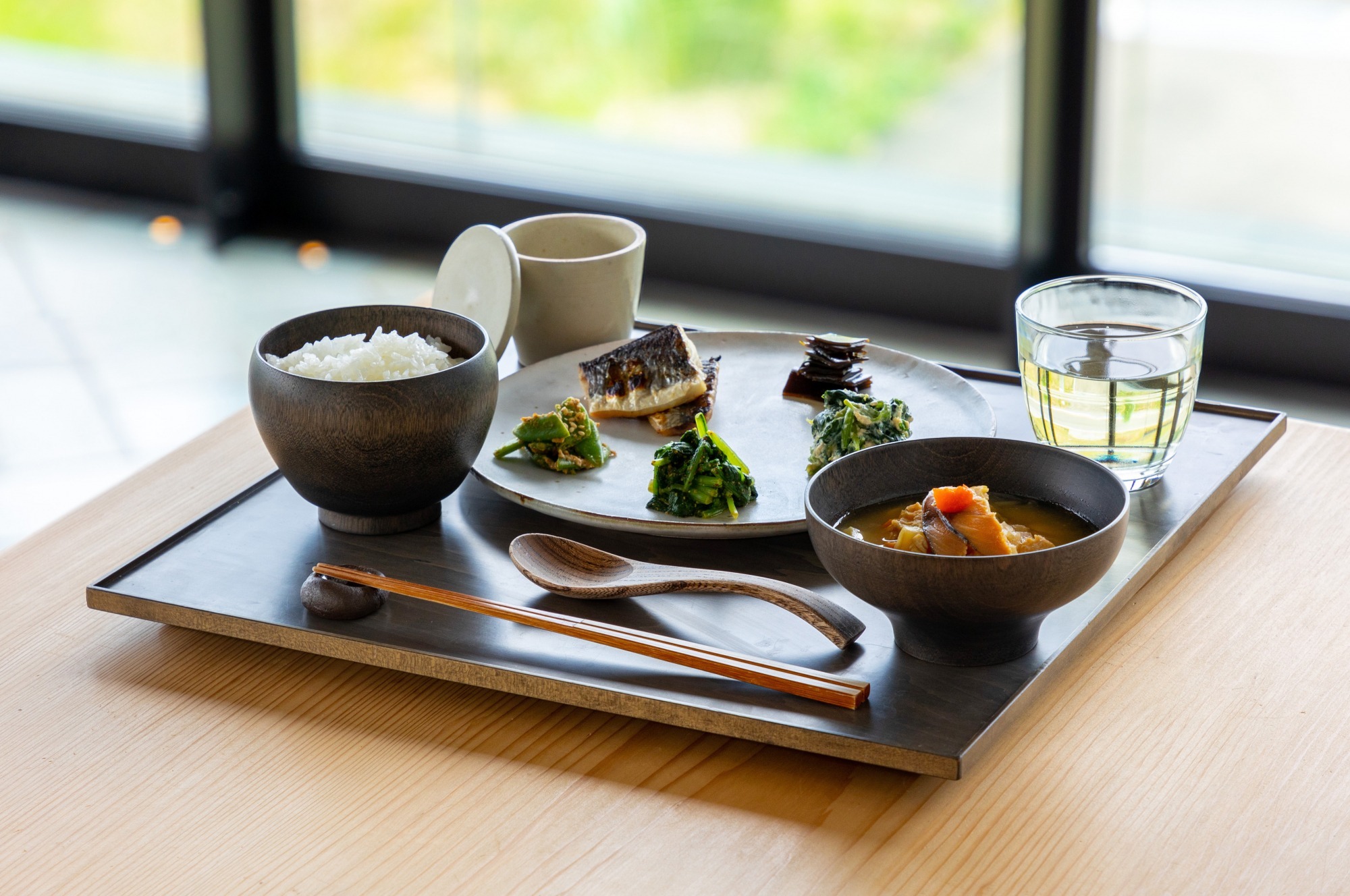 予約制のモーニングで食べられる永平寺の精進料理にちなんだ和食ベースの御膳プレート