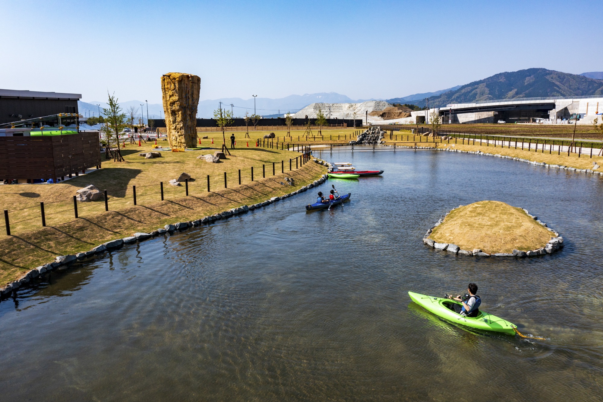 山々に囲まれた大自然の中、大野の名水で楽しむカヤック体験も可能