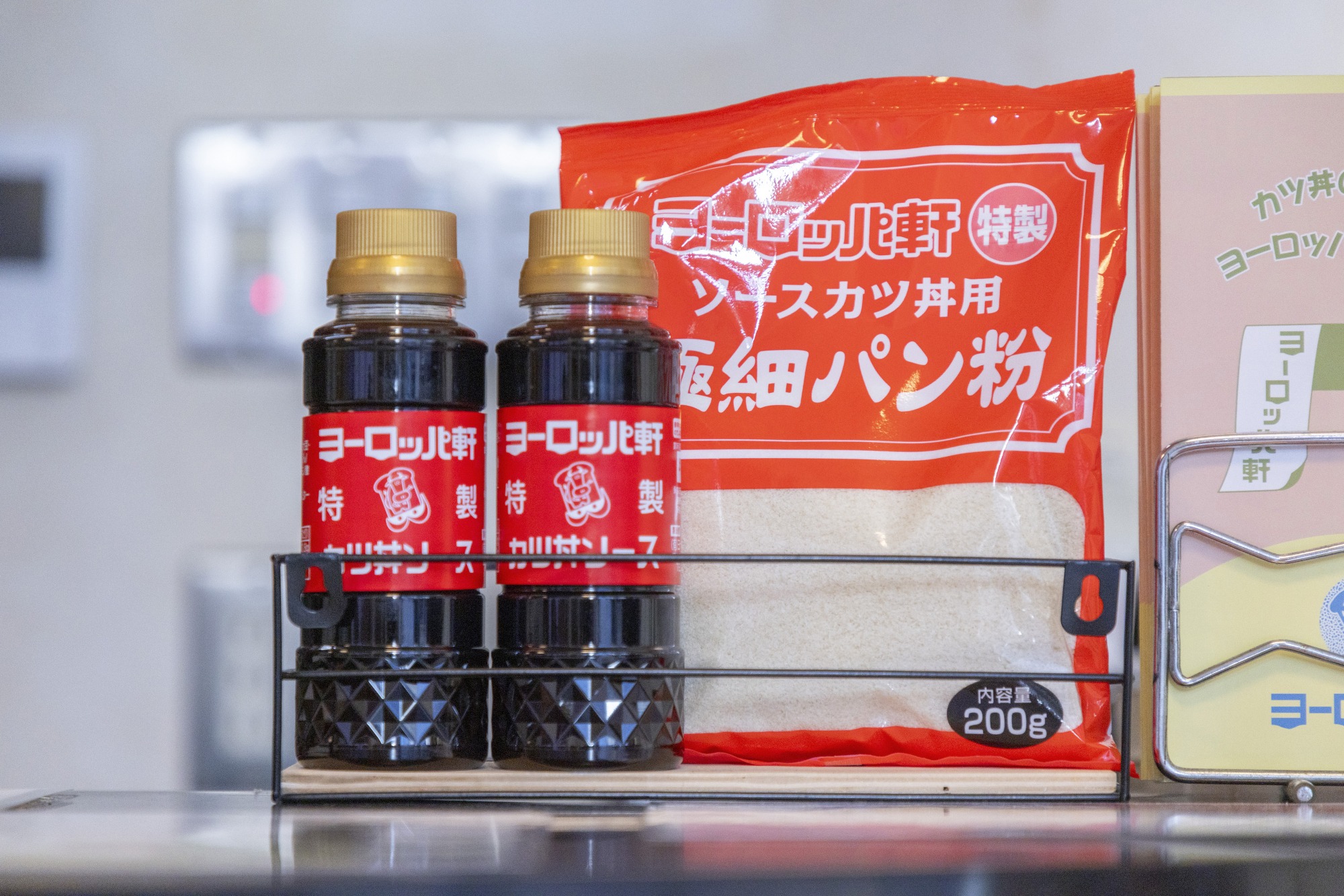 パン粉と特製ソースは店舗にて購入可能。観光客がお土産に買うことも多いそう