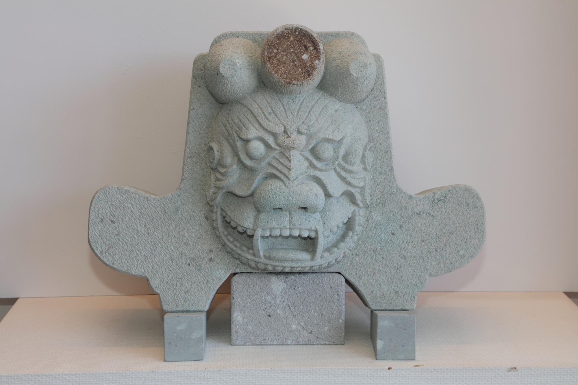 伝北庄城出土石瓦復元(福井市所蔵、画像提供:福井県立歴史博物館)