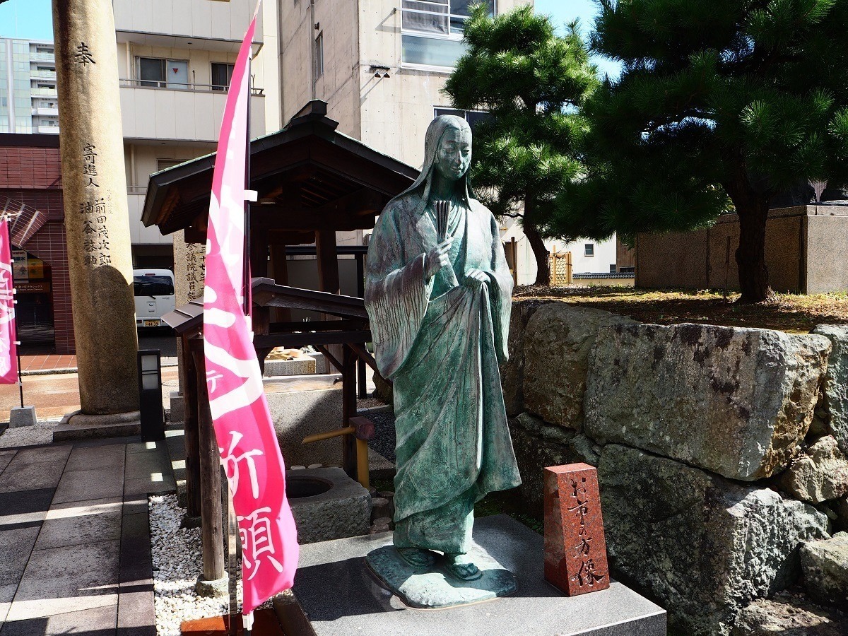 柴田神社にあるお市の方像