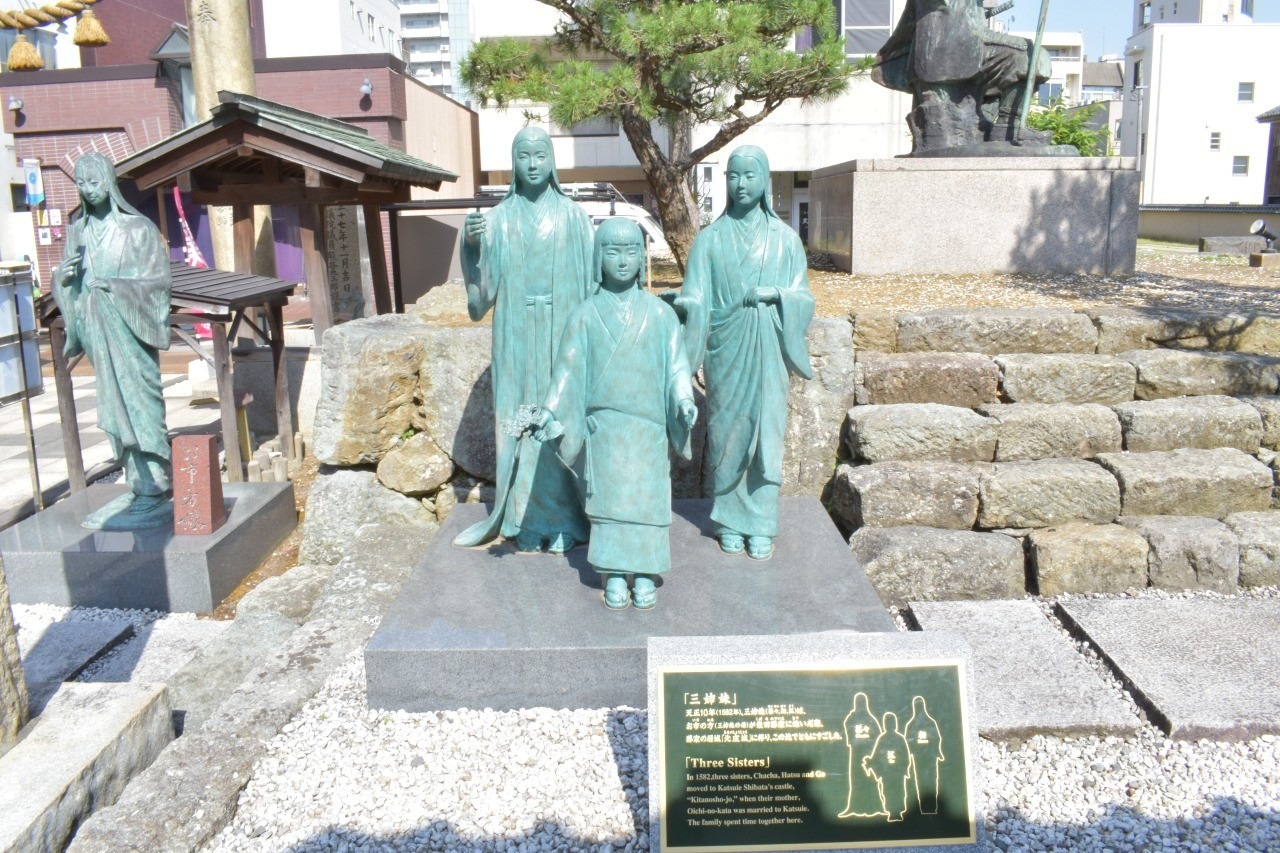 柴田神社にある三姉妹の像