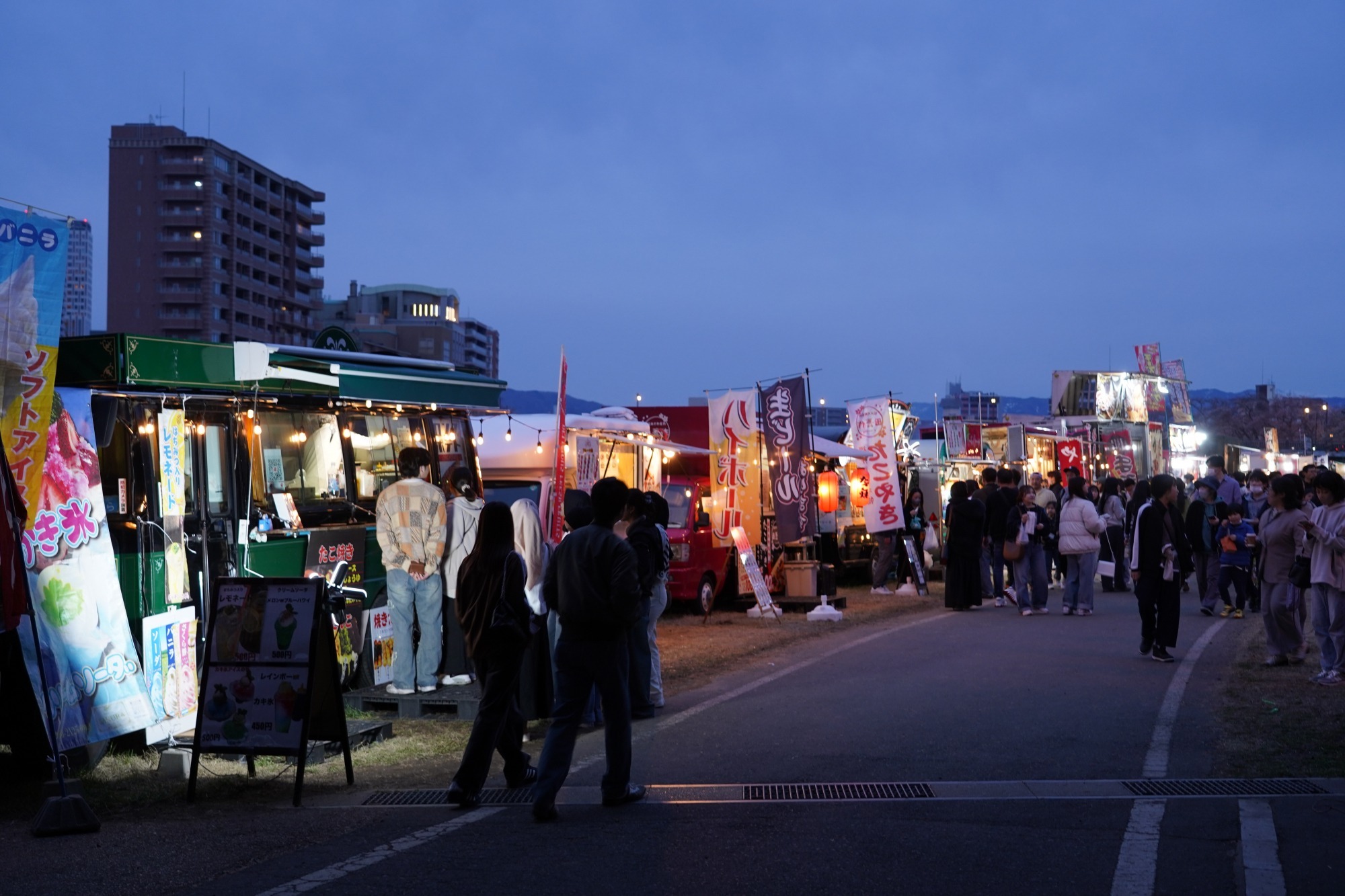 たくさんのキッチンカーが並びます