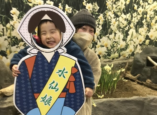 水仙娘の顔はめパネルでパシャリ！