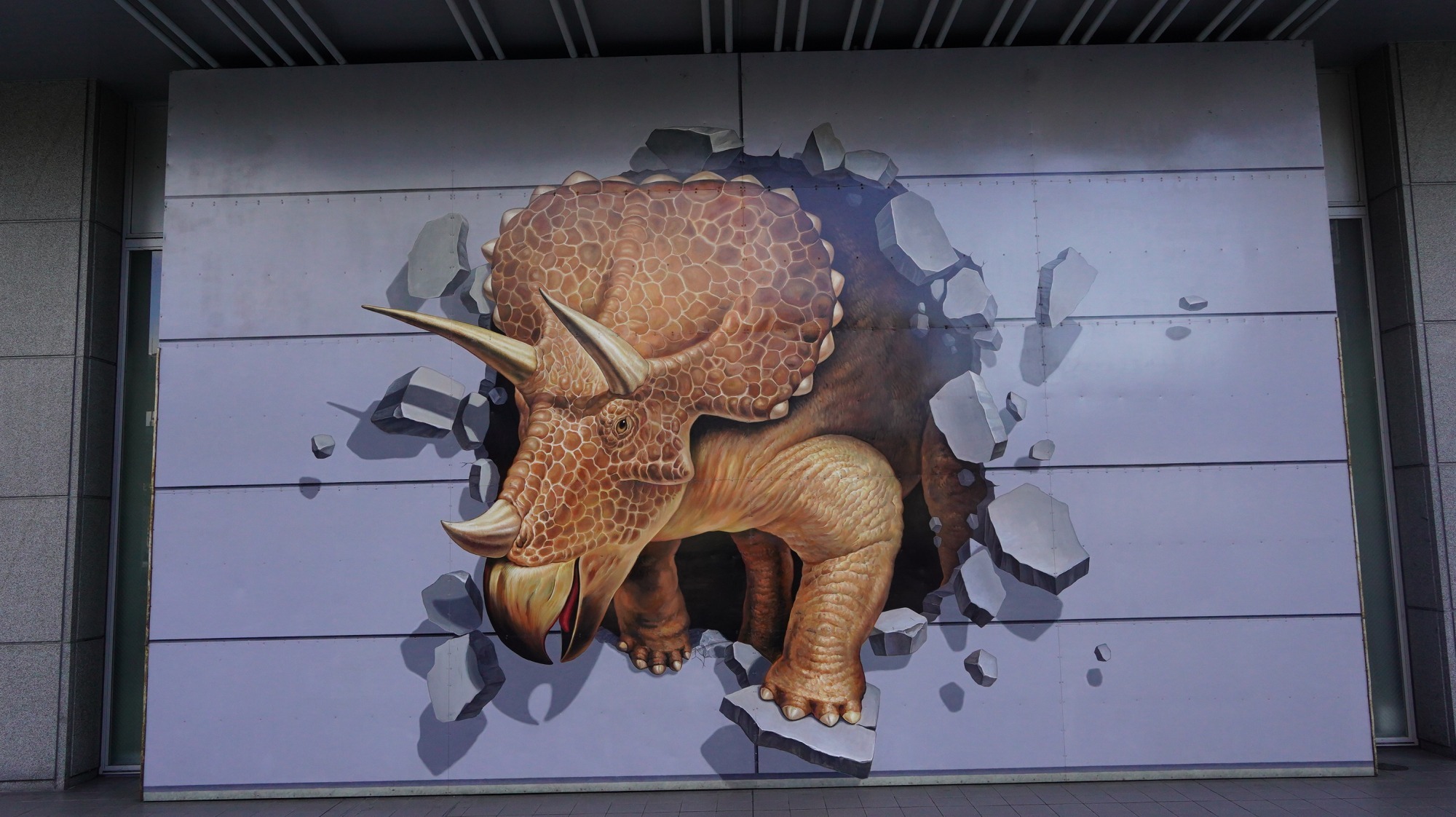 JR福井駅の恐竜トリックアート壁画
