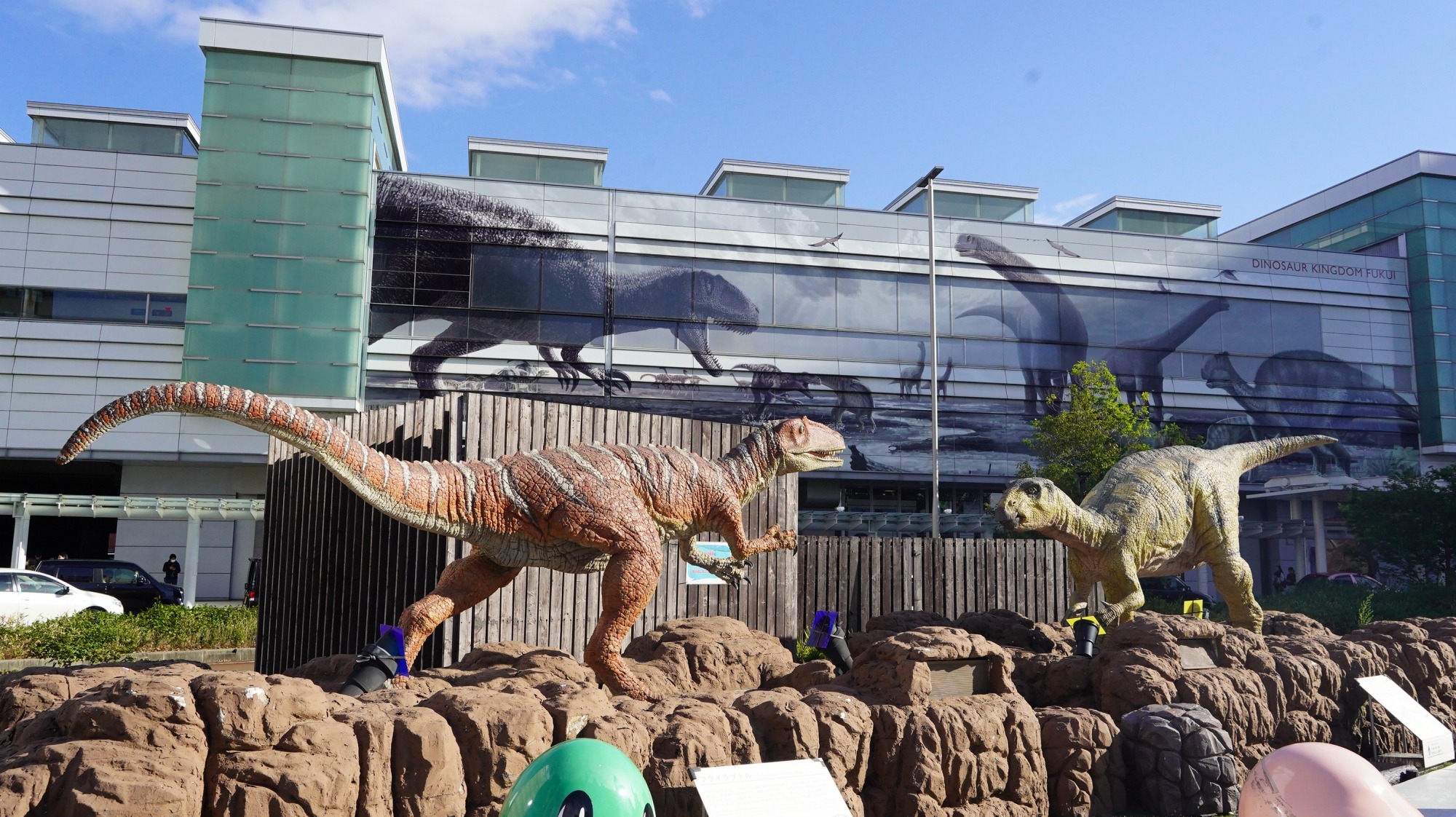 福井駅西口恐竜広場、JR福井駅の駅舎にも恐竜たちの姿が描かれています