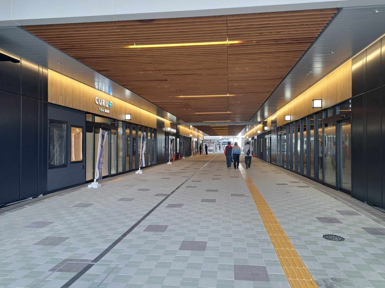 福井駅の西と東を繋ぐ連絡通路を挟みます。