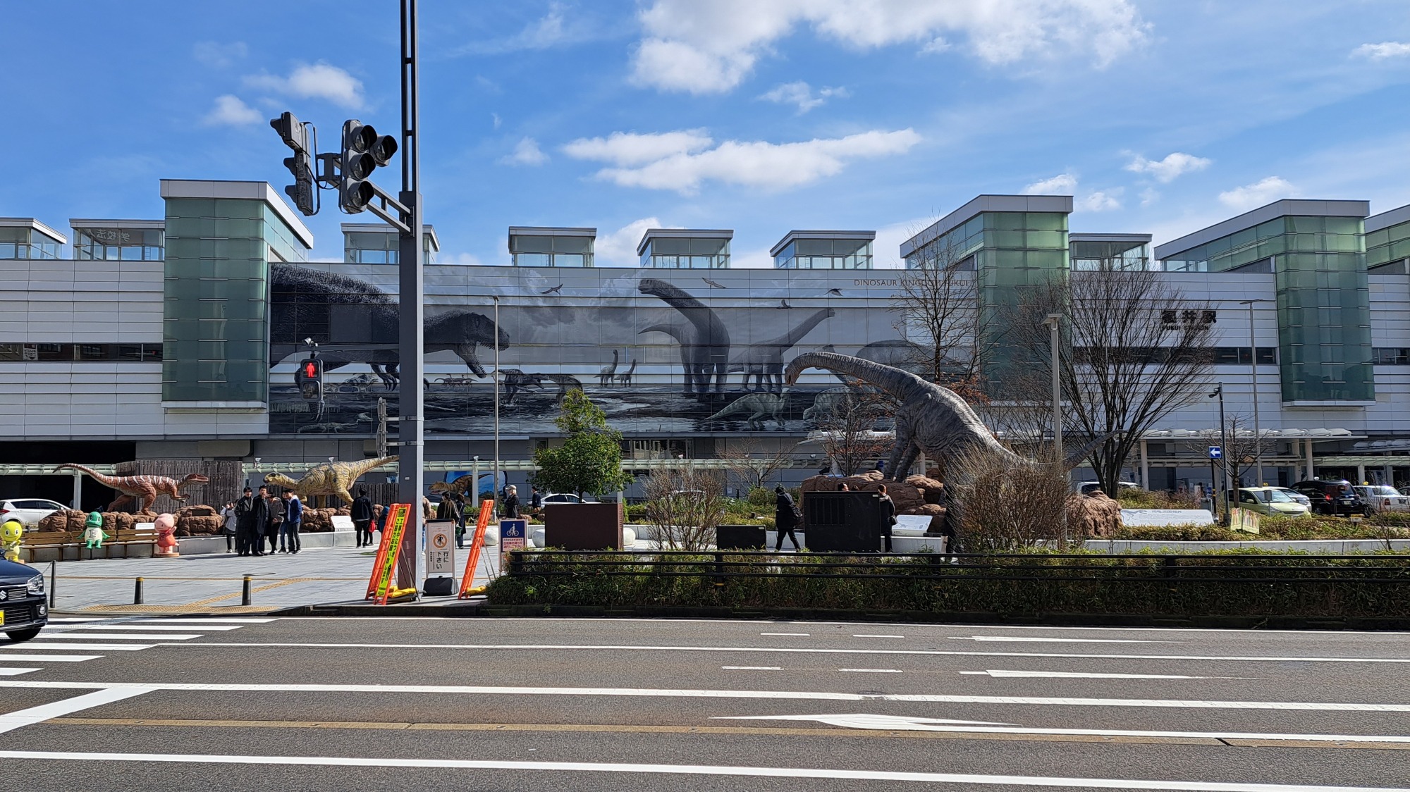 福井駅西口の恐竜広場。旅行客のフォトスポットとして定番でしたが、今はそれだけじゃないんです。