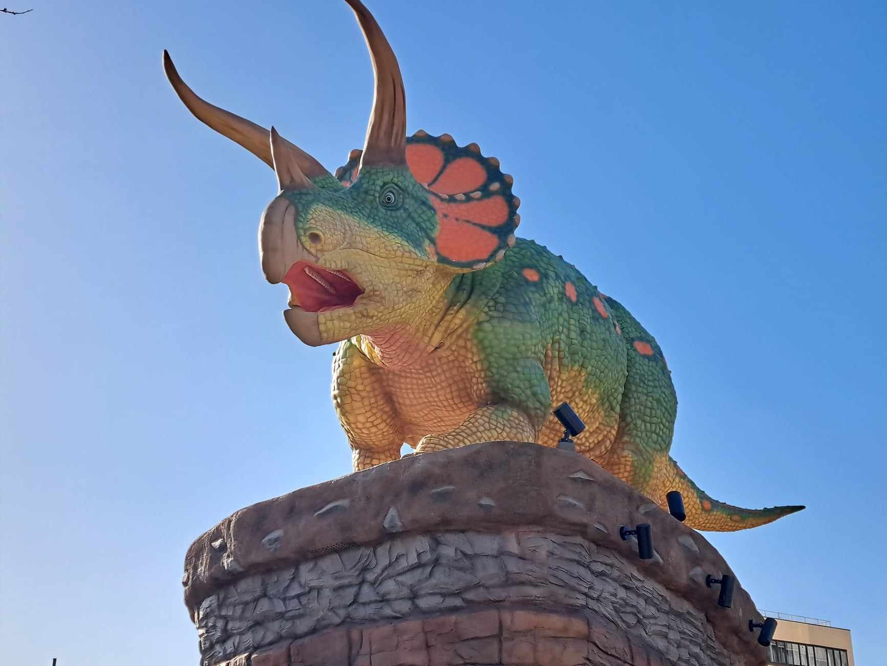 福井駅東口広場にはトリケラトプスの親子が。仰ぎ見る親恐竜は迫力があります