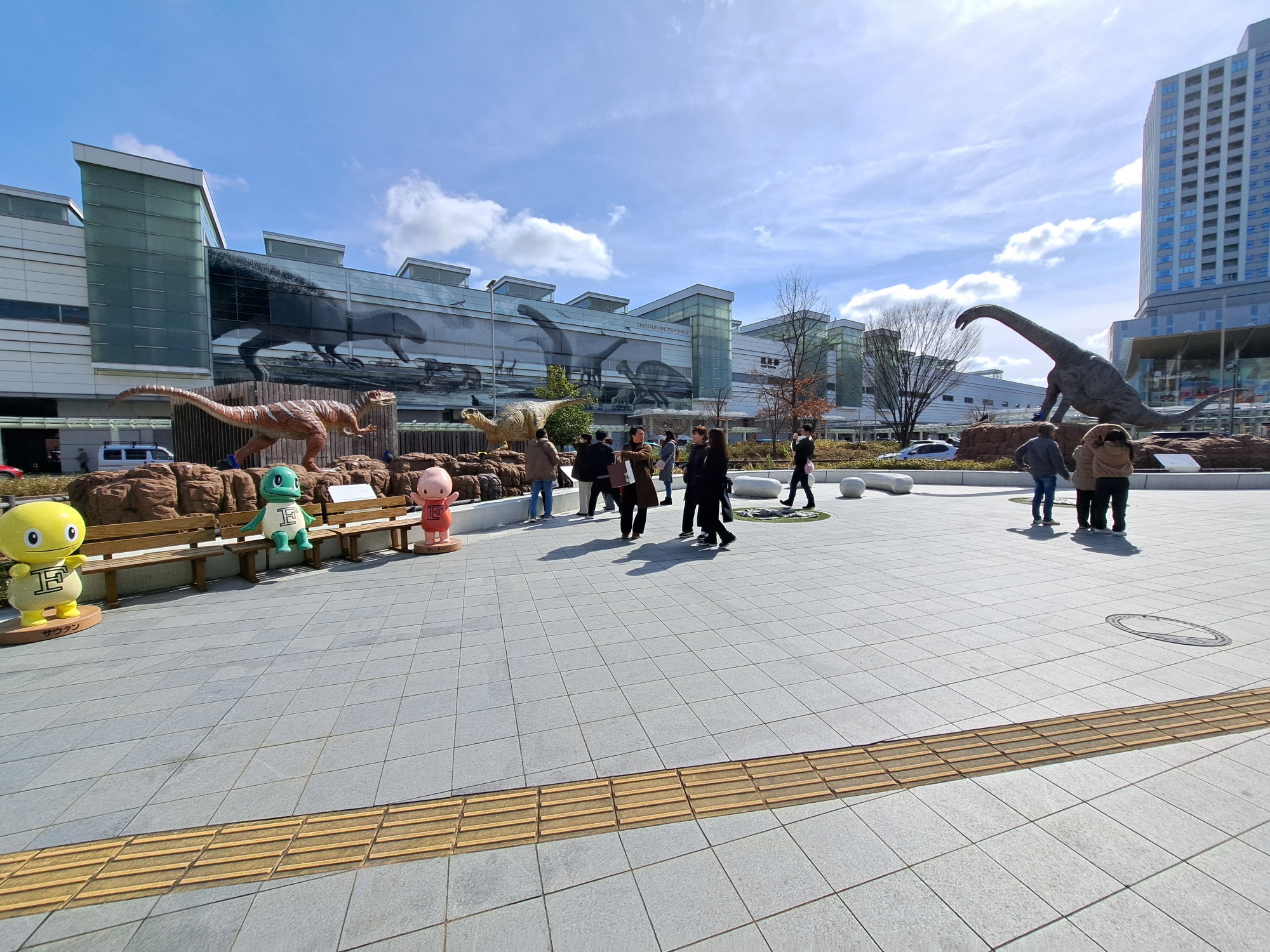 元祖フォトスポットの福井駅西口恐竜広場、福井駅舎には、福井県で発掘された恐竜たちがラッピングされています。