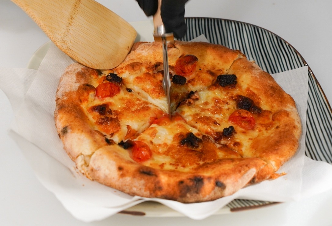 気になる商品はその場で提供もしてくれます。こちらは福井の郷土料理「へしこ」のピザ！風味がたまりません