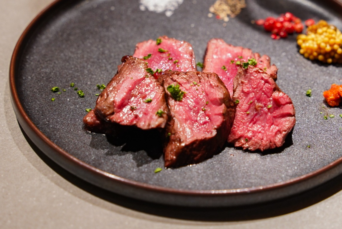 低温調理のお肉は柔らかく、衝撃的な美味しさ。