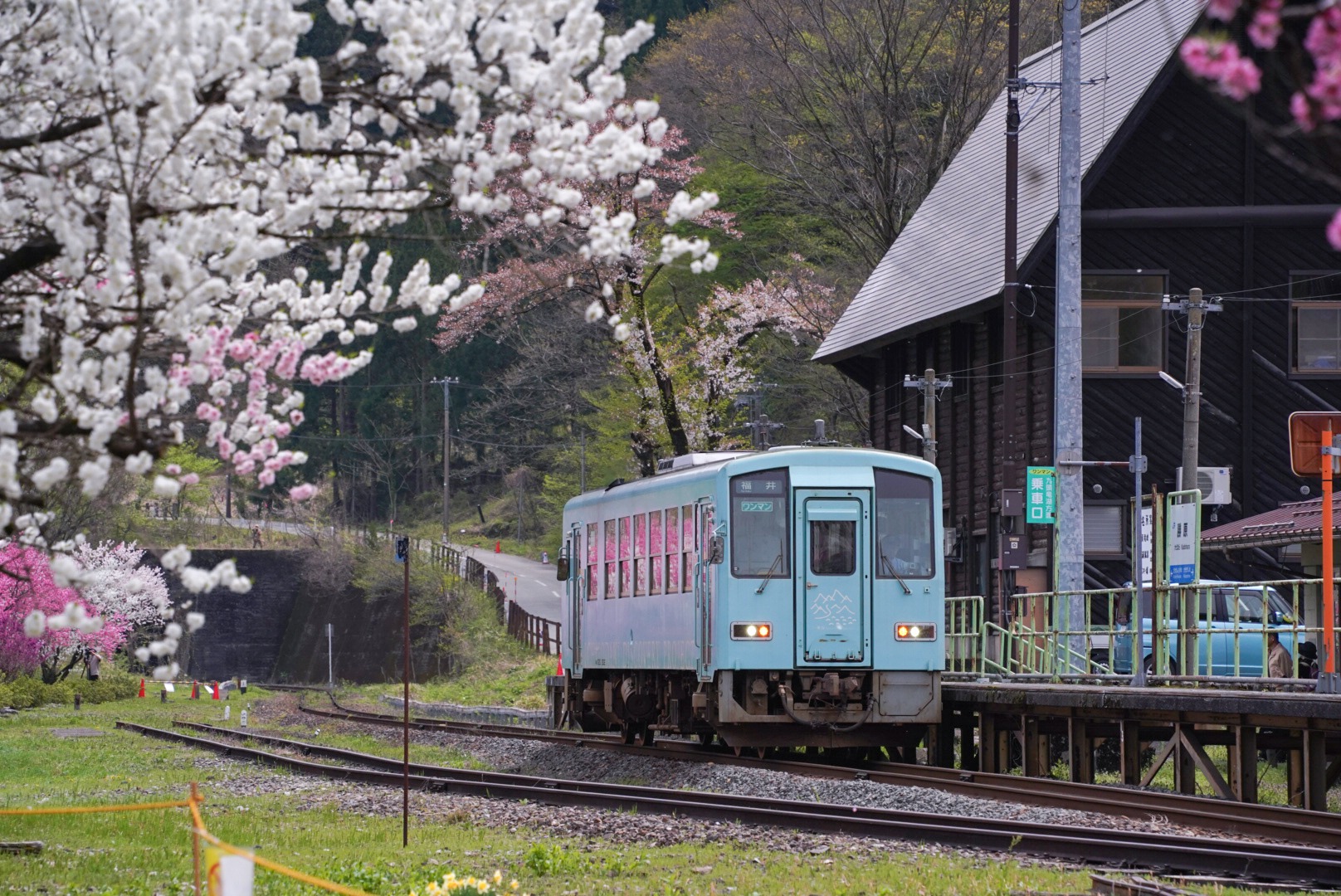 一両編成の電車がなんともいえない雰囲気。