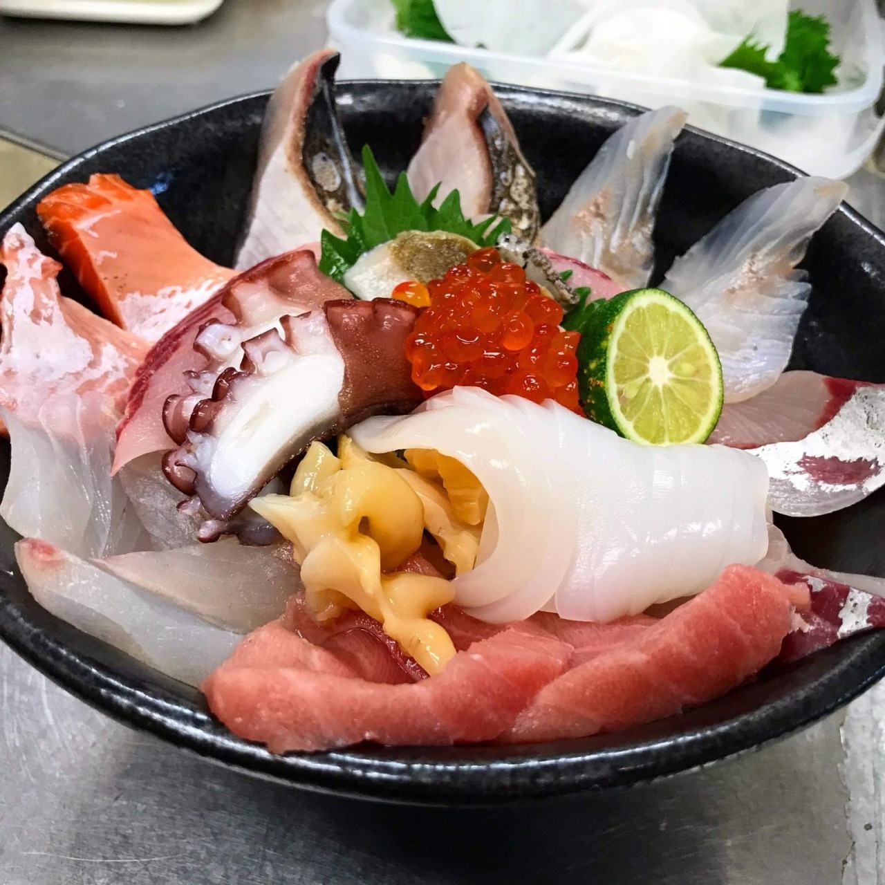 捕れたて新鮮な海の幸をつかった海鮮丼