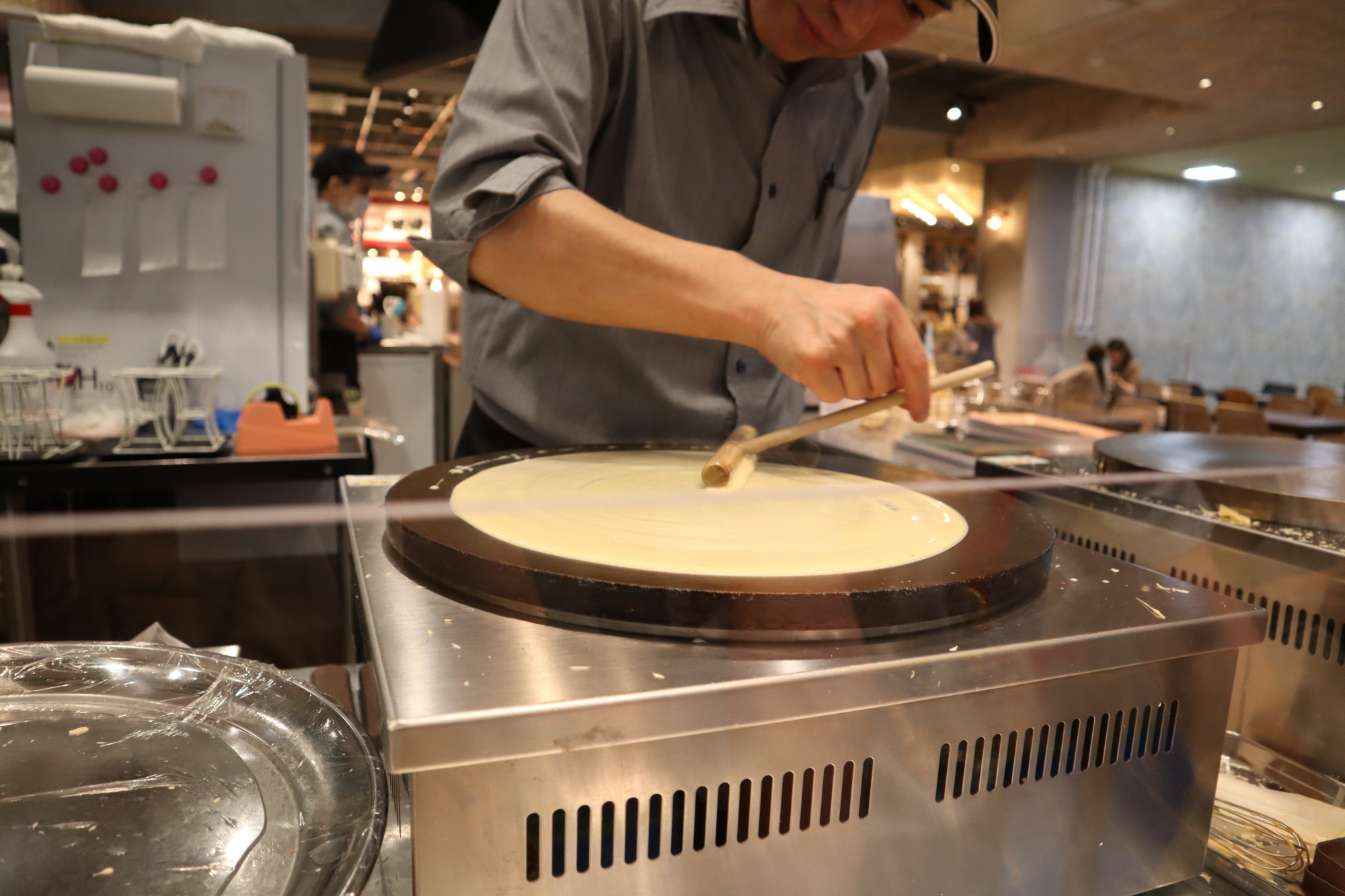 その場で焼いてくれるクレープ屋さん。スイーツ、軽食取り揃えています。