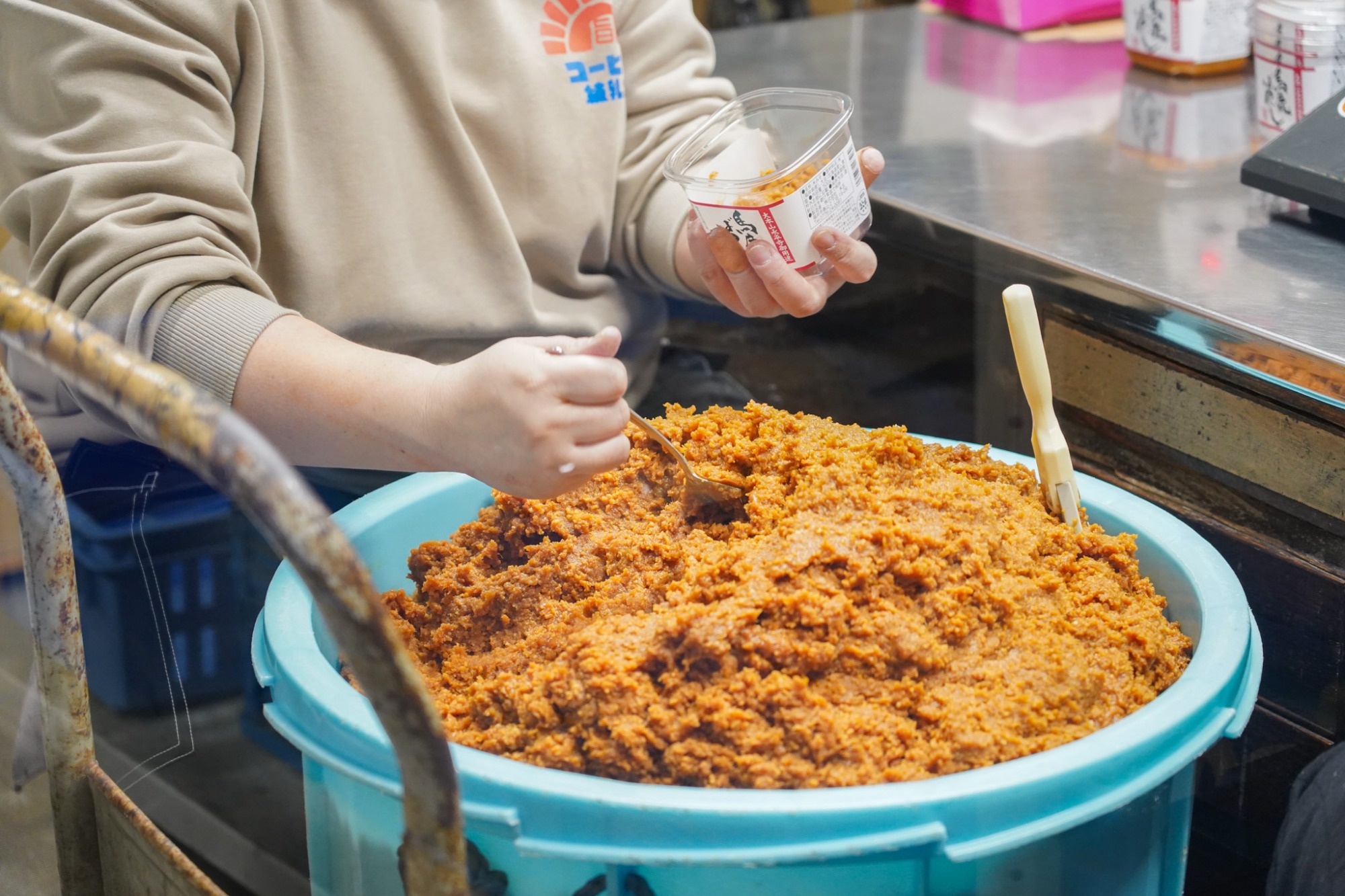 出荷前の味噌は一つ一つ人の手で詰められていました