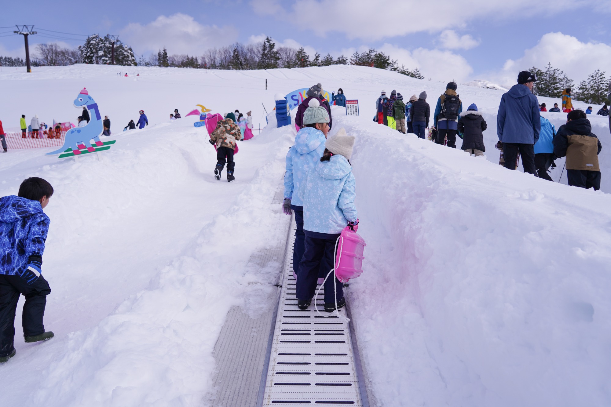 雪の中のエスカレーター！左は歩きで上がるコース