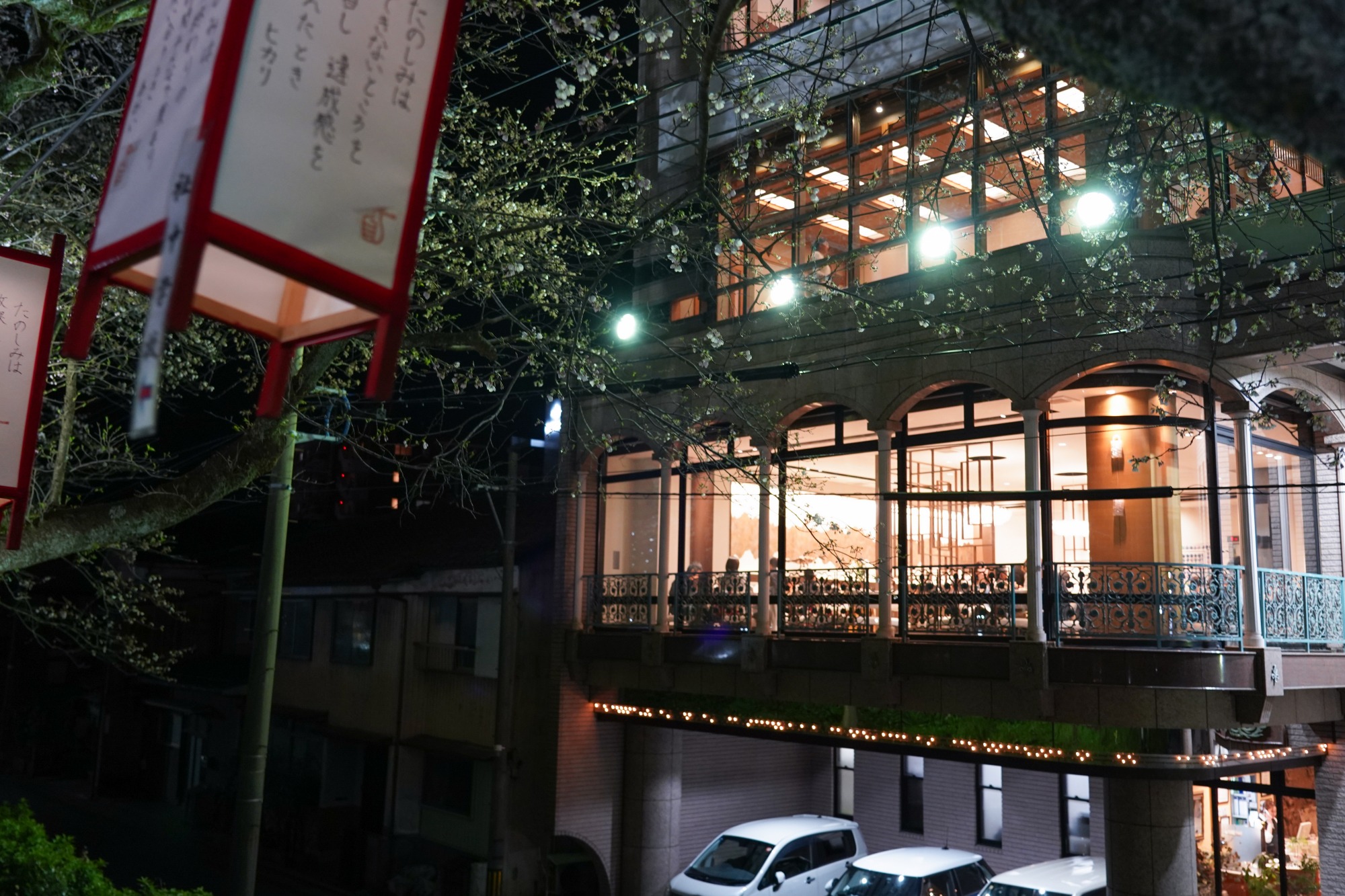 桜を見ながら食事ができる飲食店も。
