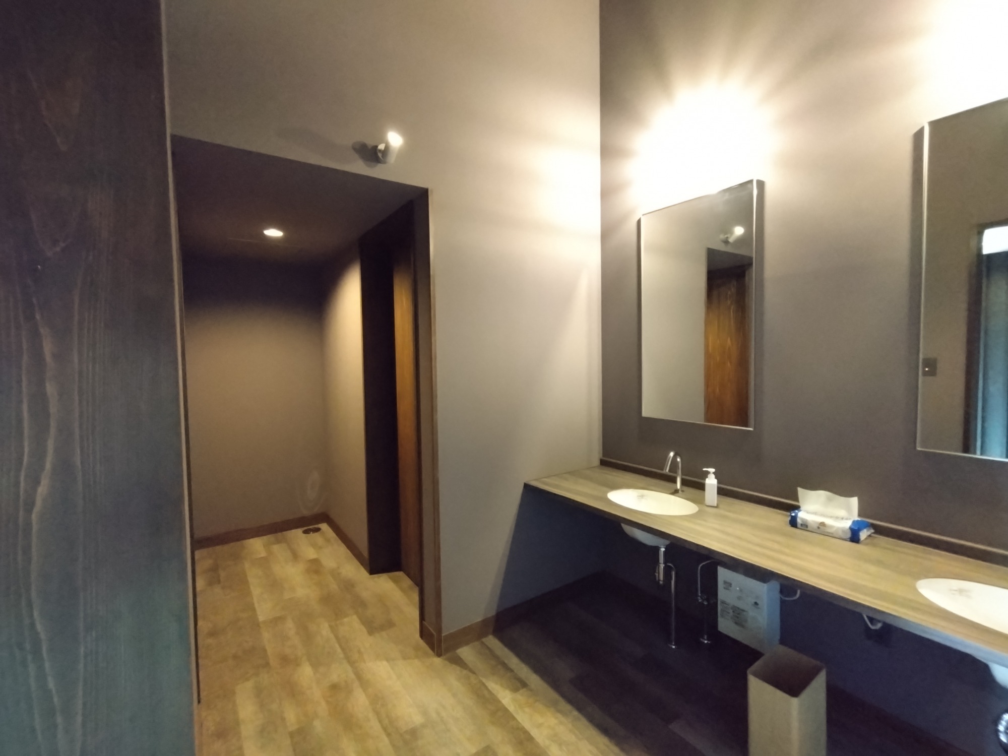 トイレ１ 靴を脱いでスリッパで入ります。まるでホテルのトイレみたい！