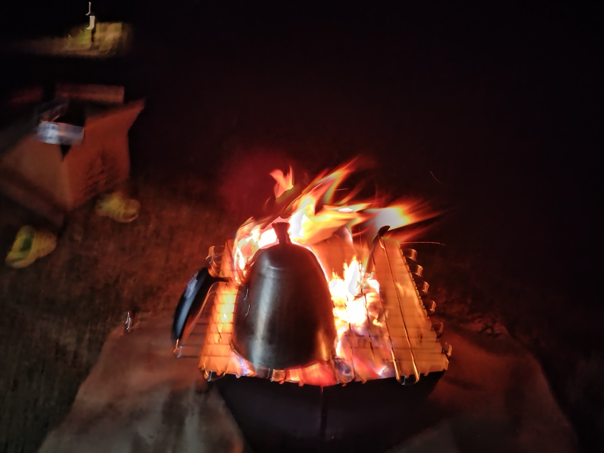 夜は寒かったので、お湯を沸かしてホットコーヒーやミルクティー