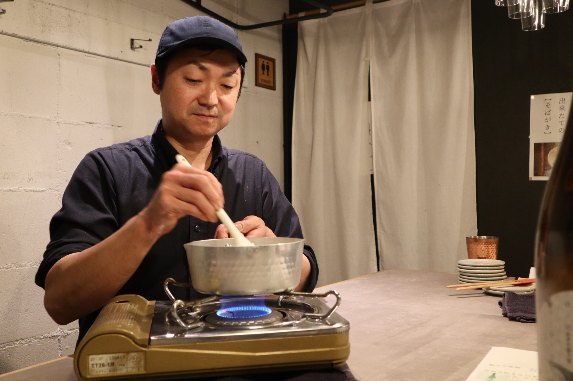そばがきは目の前で練ってくれます。これをアテに日本酒はサイコー