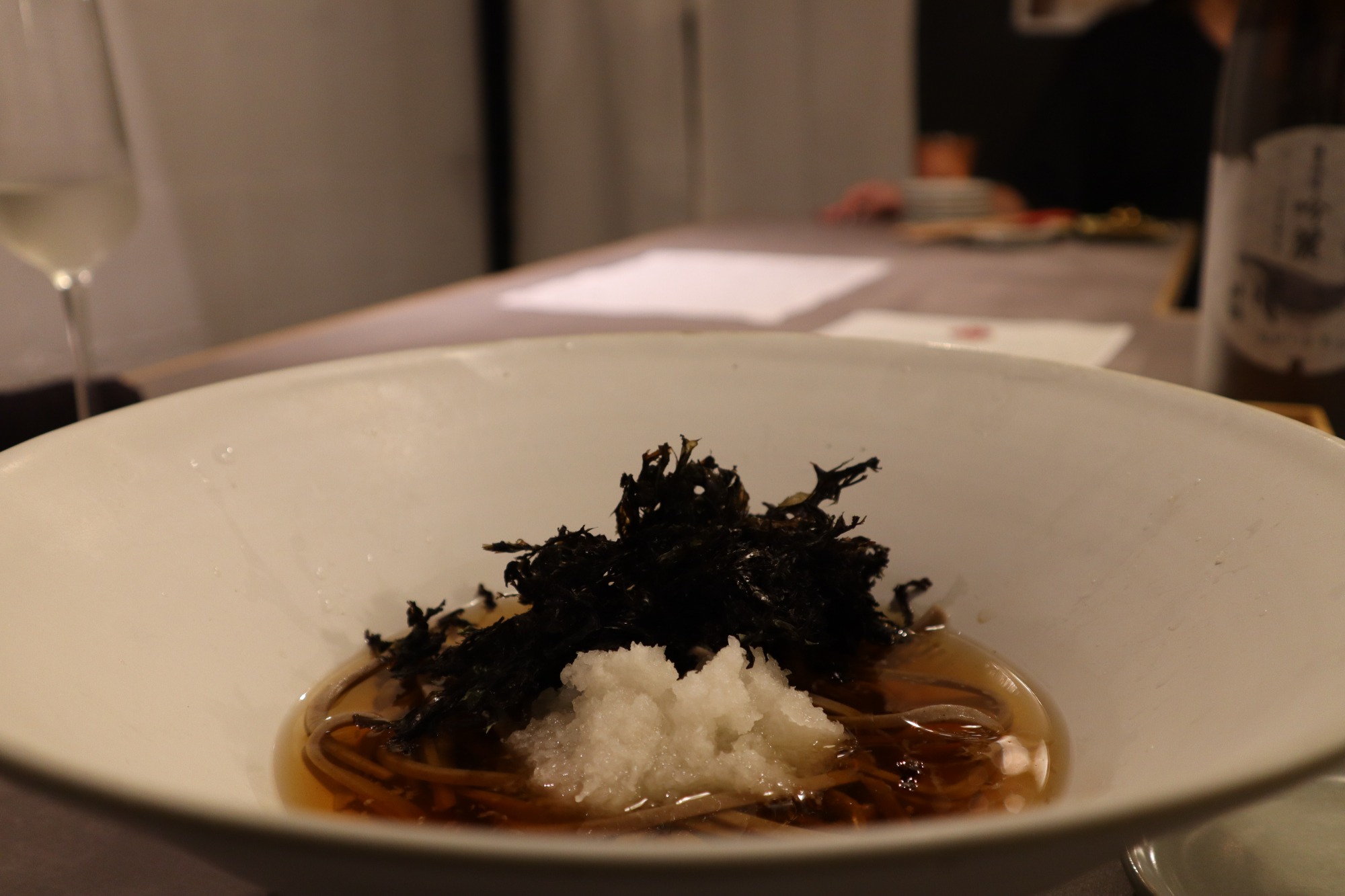 大胆な大ぶりの白い器に盛られた蕎麦の美しさよ…
