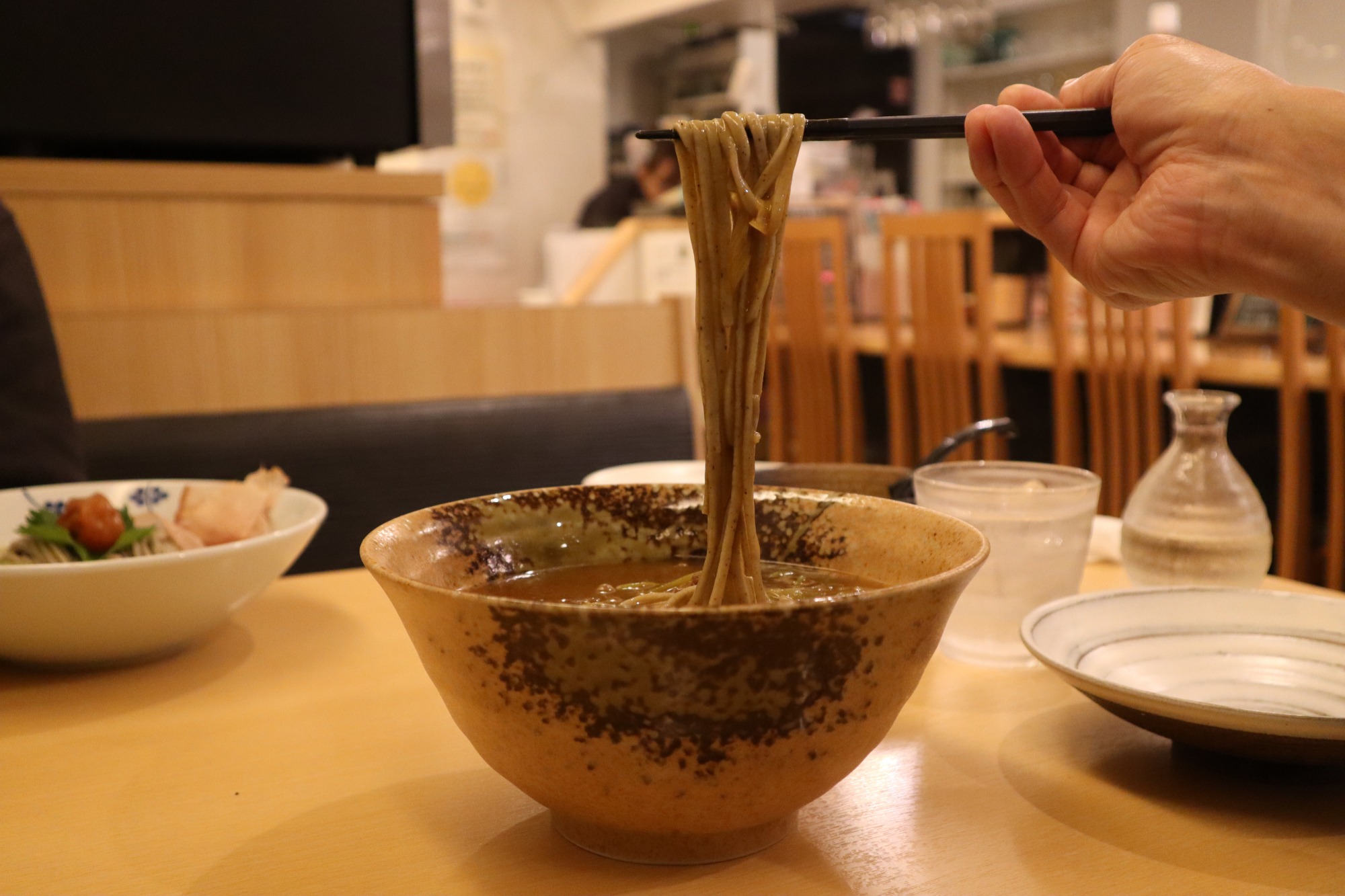 〆の温かい蕎麦。これにまた日本酒があうんだな