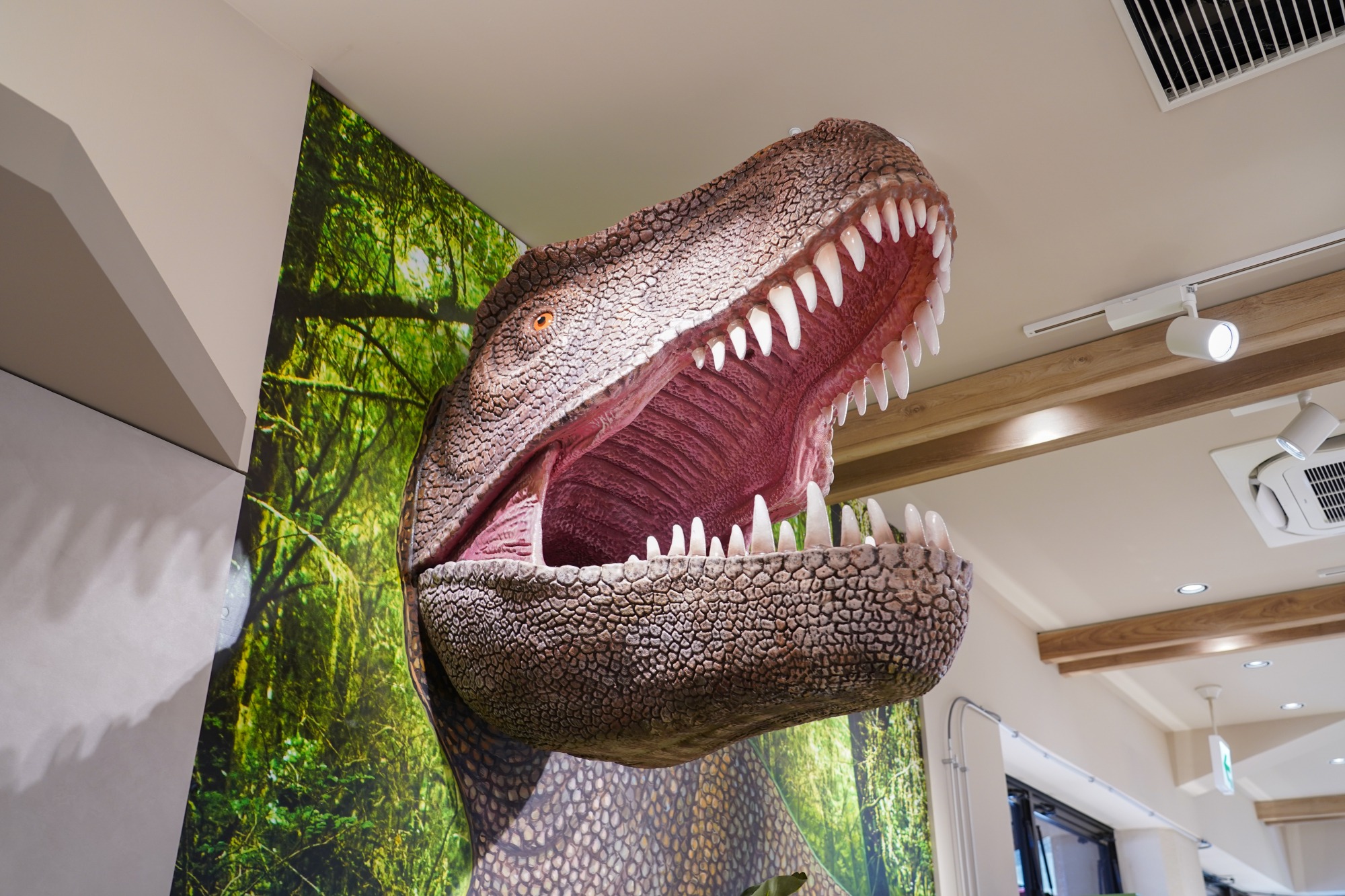 リニューアルした店内には恐竜がたくさん!