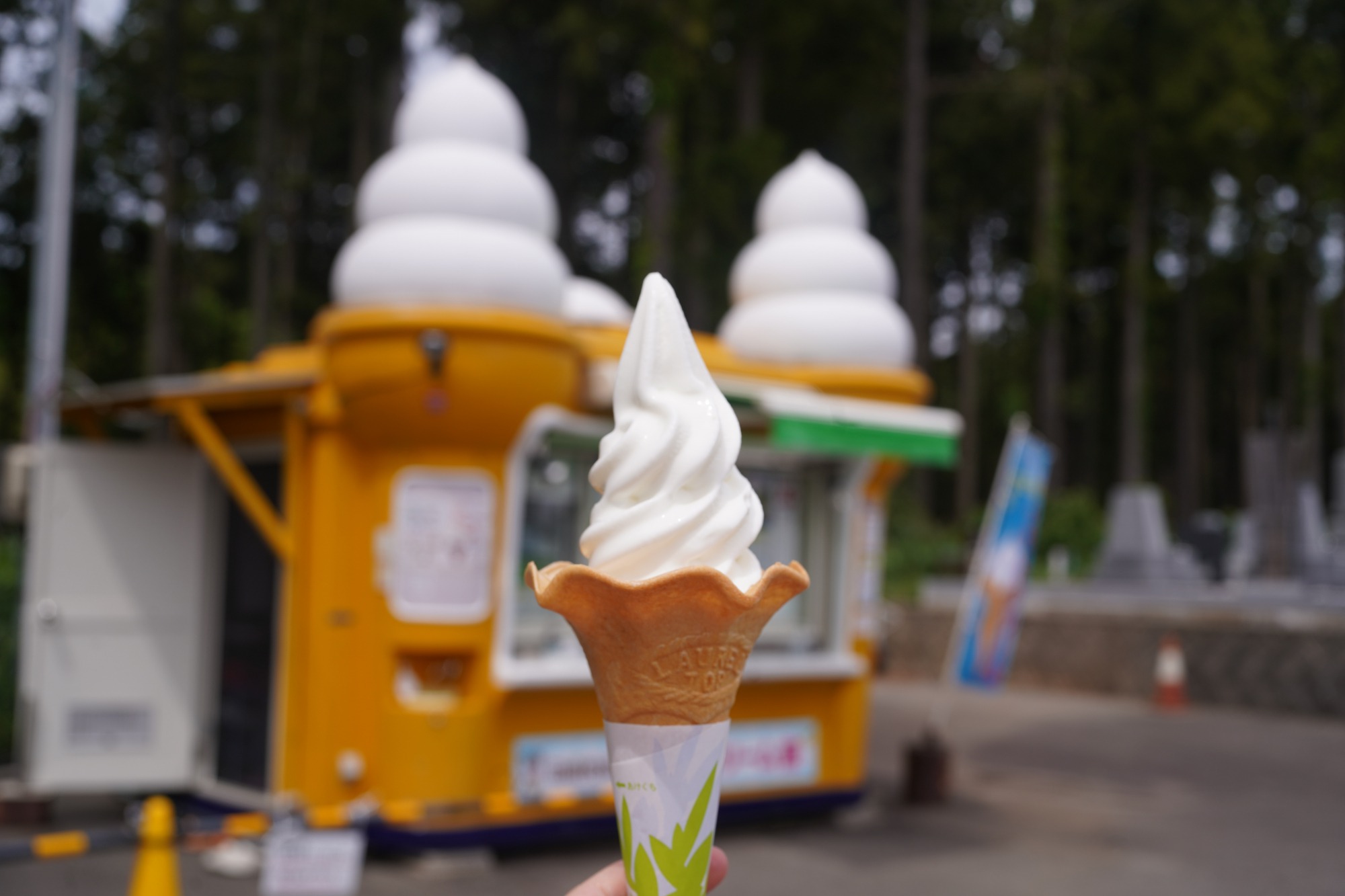 大きいソフトクリームの外観の前でいただきます!