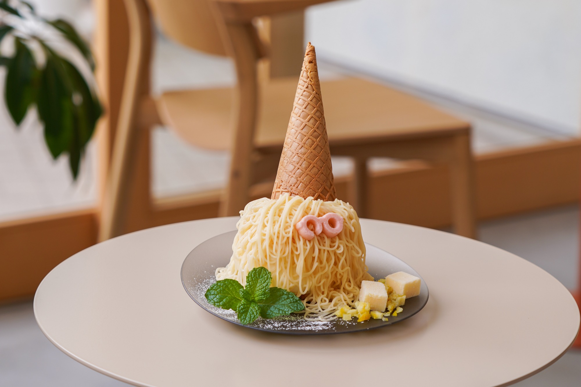 中にソフトクリームが入ったモンブランも人気