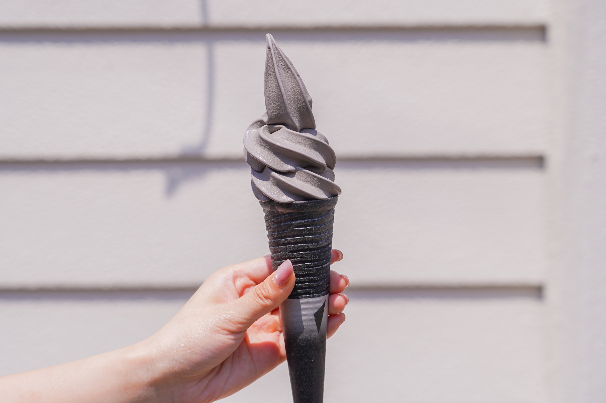 コーンもソフトも黒い…!インパクト大なソフトに観光客も驚くのだとか