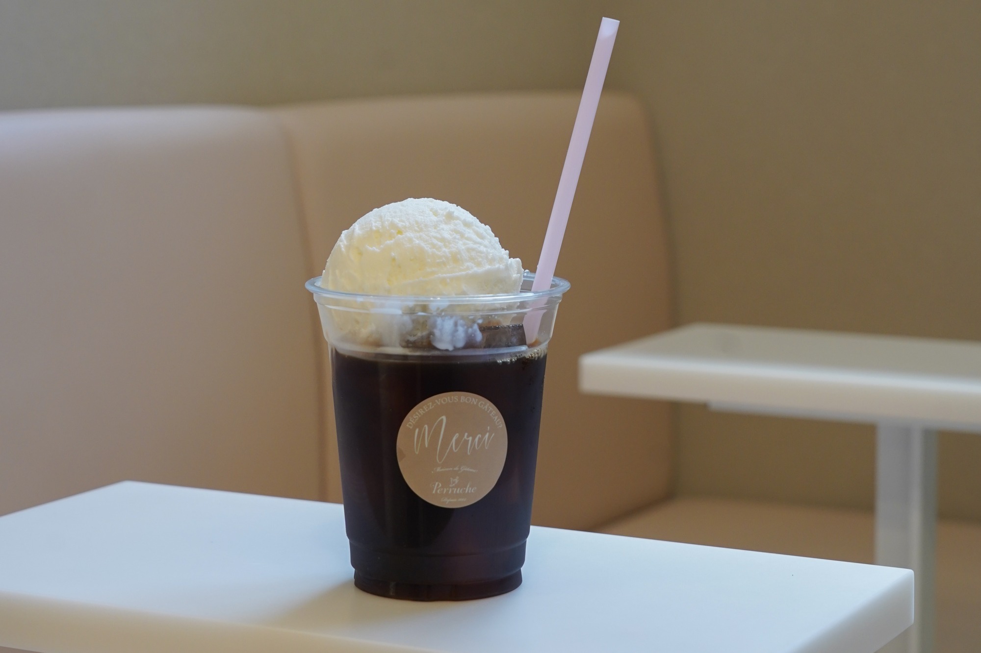 ドリンクに好きなアイスをトッピングすることも!