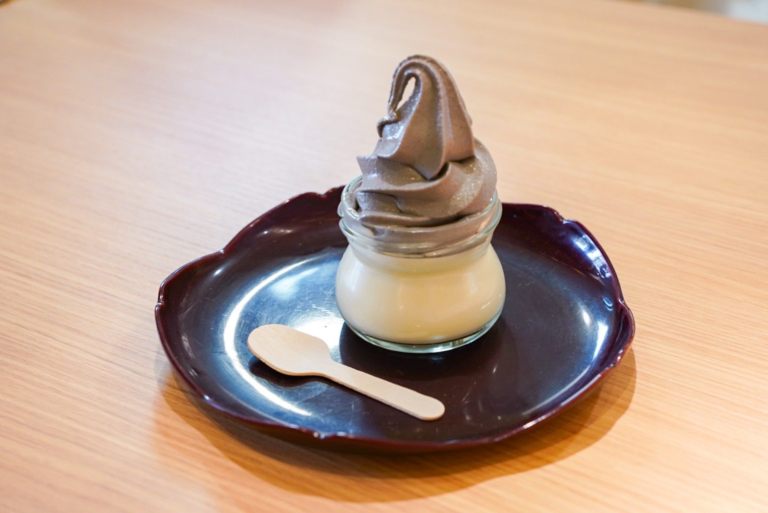 豆乳ソフトとプリンが同時に楽しめる「プリンソフト」