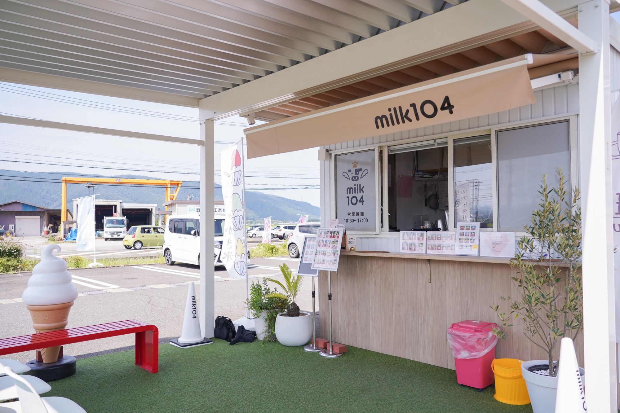 屋根付きなので、買ってすぐその場で食べることも。