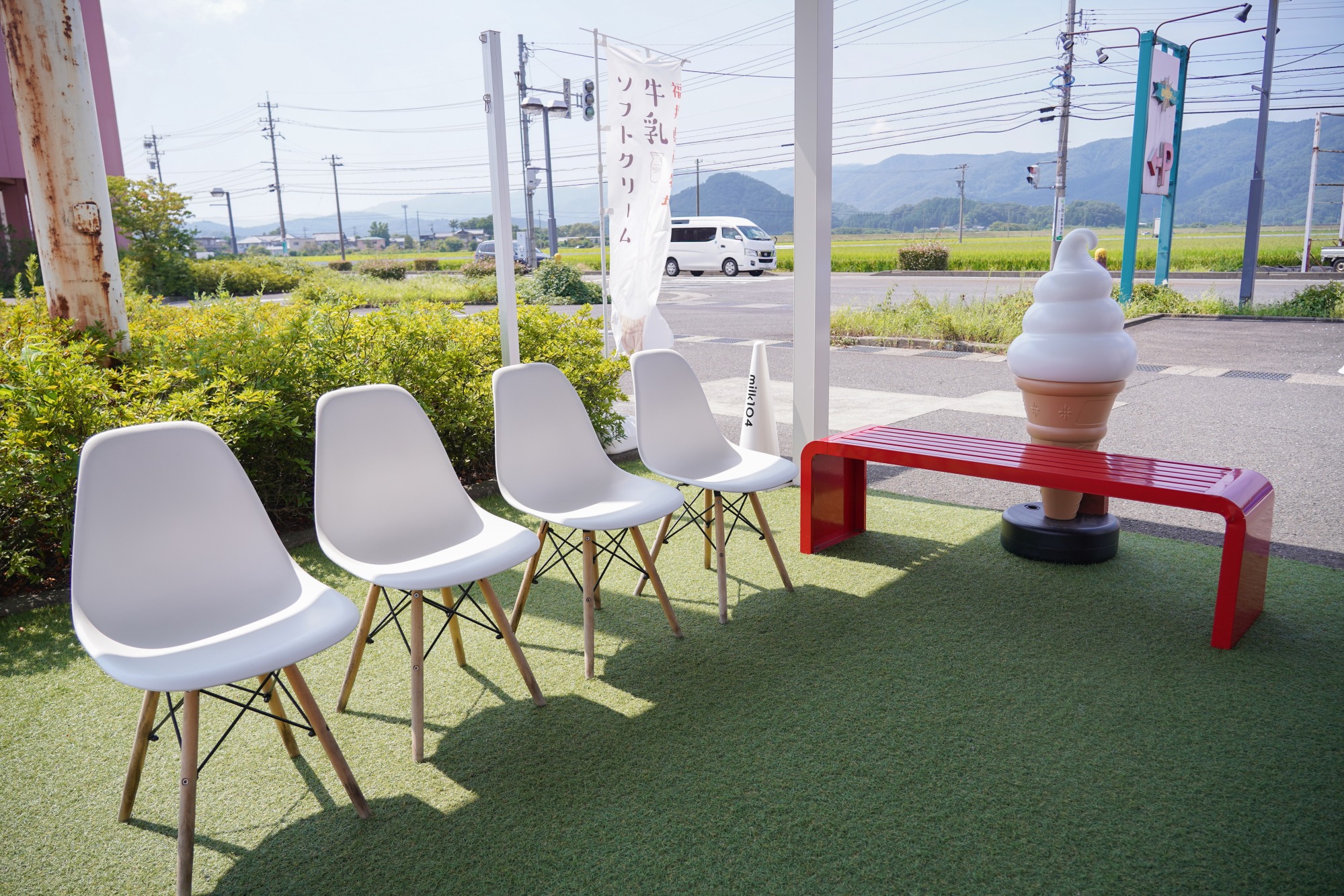 ベンチや椅子で一休みしながらどうぞ。