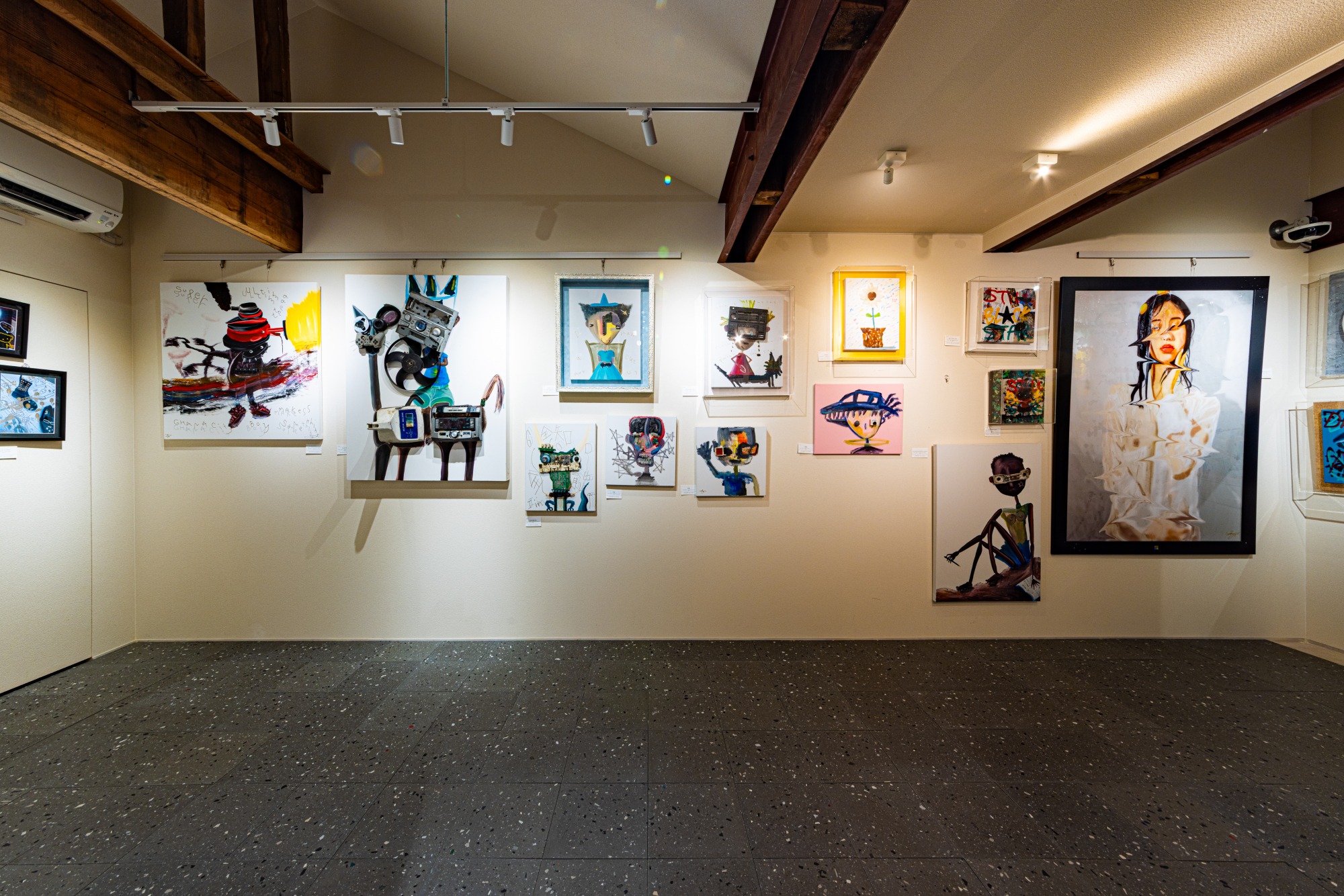 リサイクル工場で作られた電子廃棄物のプラスチックチップを使ったブロック「MAGO BLOCK」が敷き詰められています