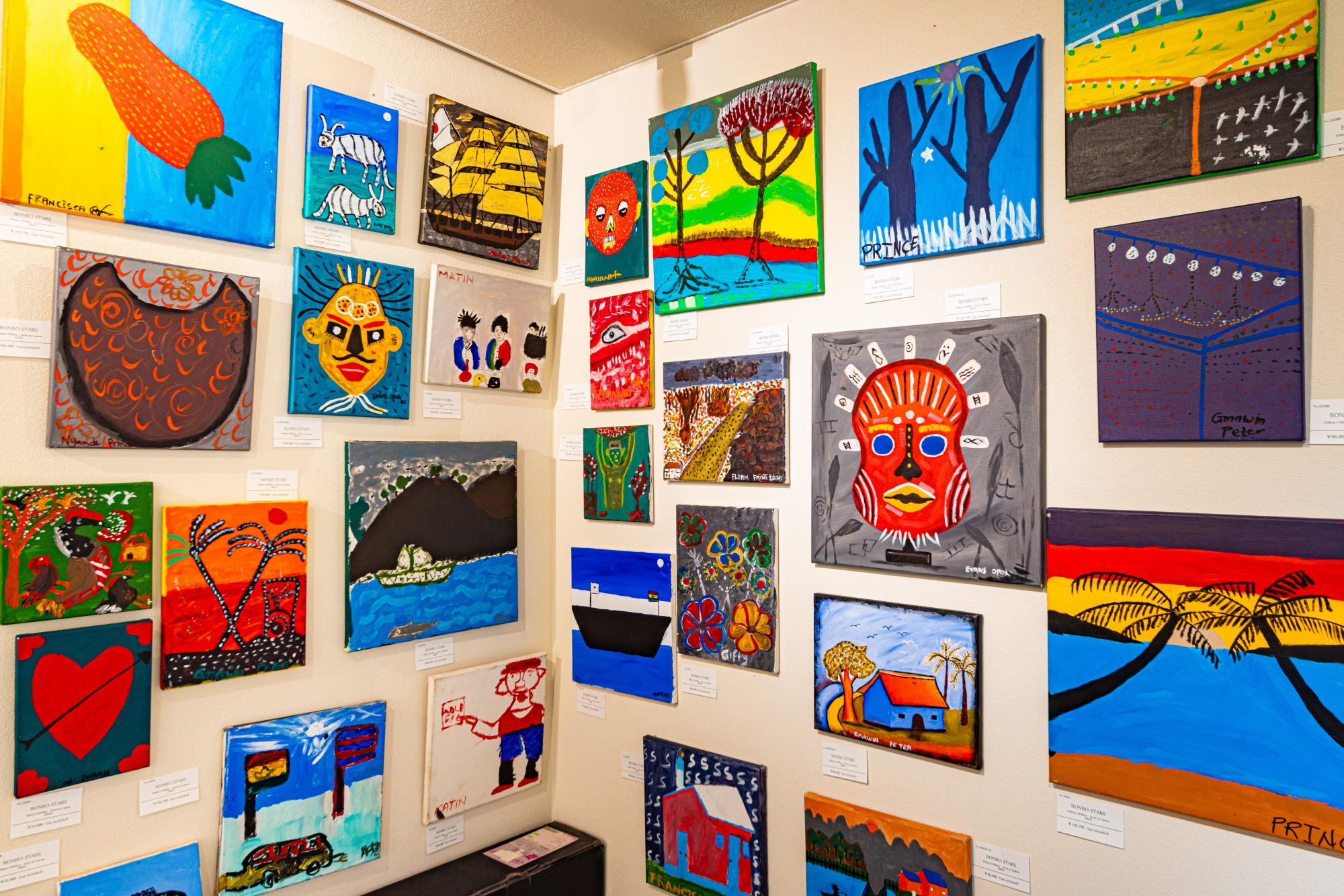 ガーナの子どもたちが描いた絵は、売り上げの1割を描いた本人に渡して、彼らの人生をより良くしています